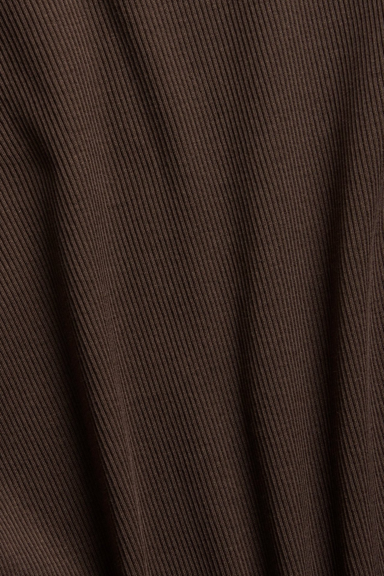 Zbliżenie ciemnobrązowego, prążkowanego topu.