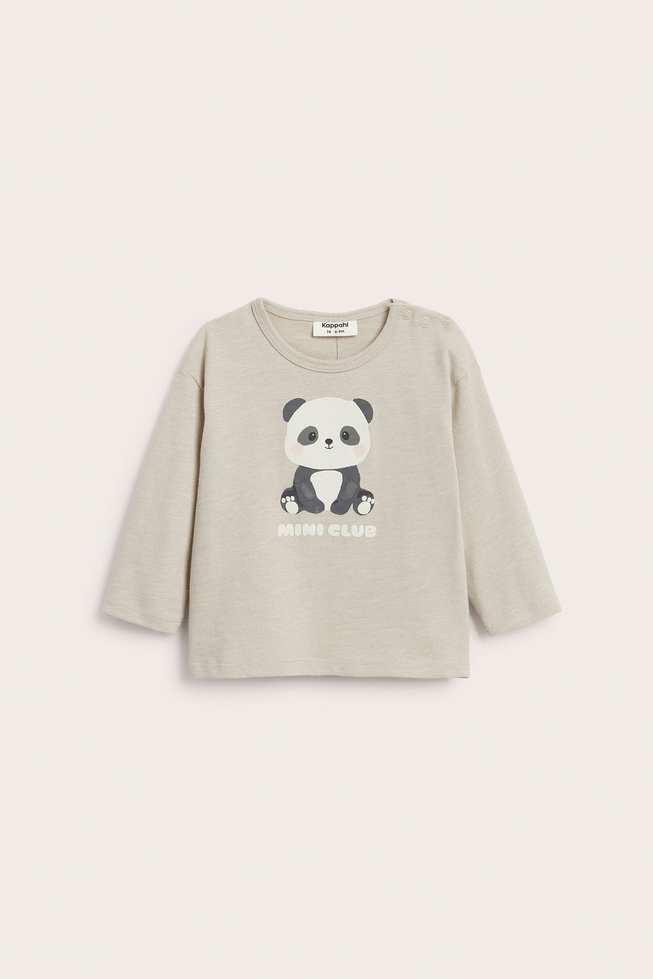 Frontbilde av en beige baby-langermet t-skjorte i bomull med pandatrykk og trykknapper på skulderen.