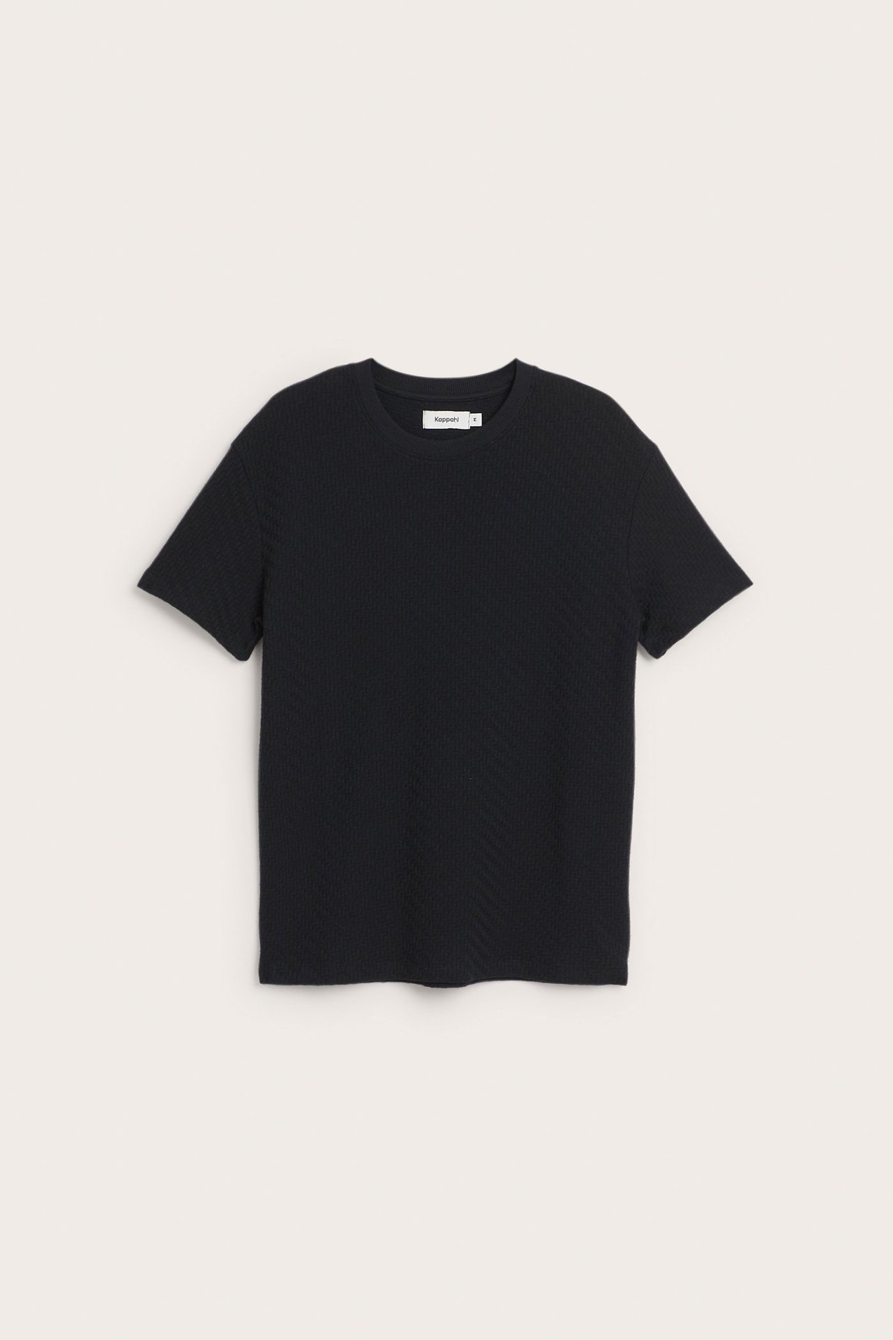 Widok z przodu czarnego męskiego bawełnianego T-shirtu ze strukturalnym wzorem.