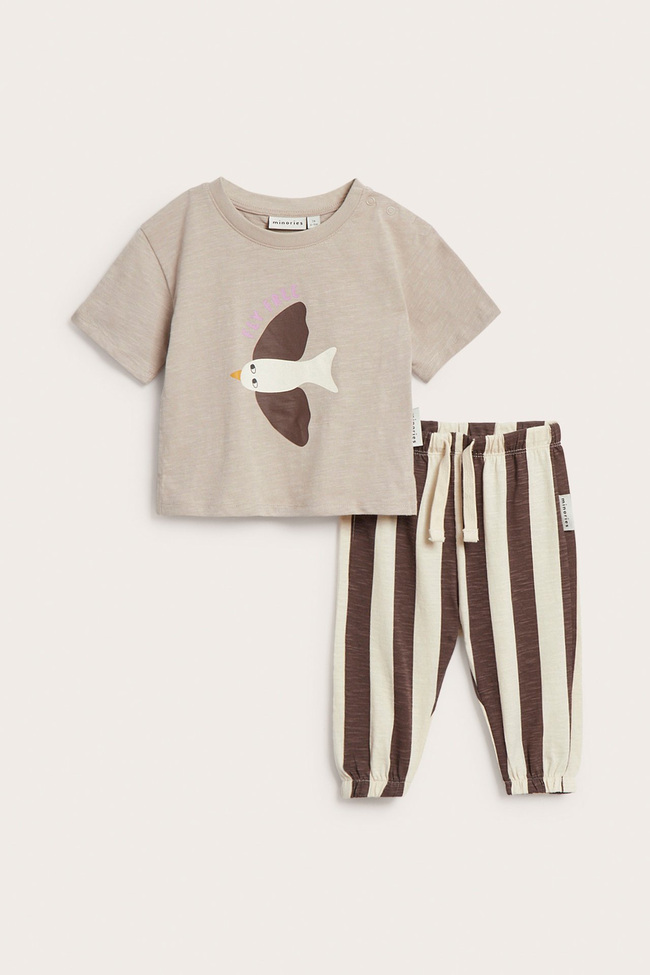 Frontvisning: babys beige T-skjorte med fugletrykk og brunstripete joggebukse.