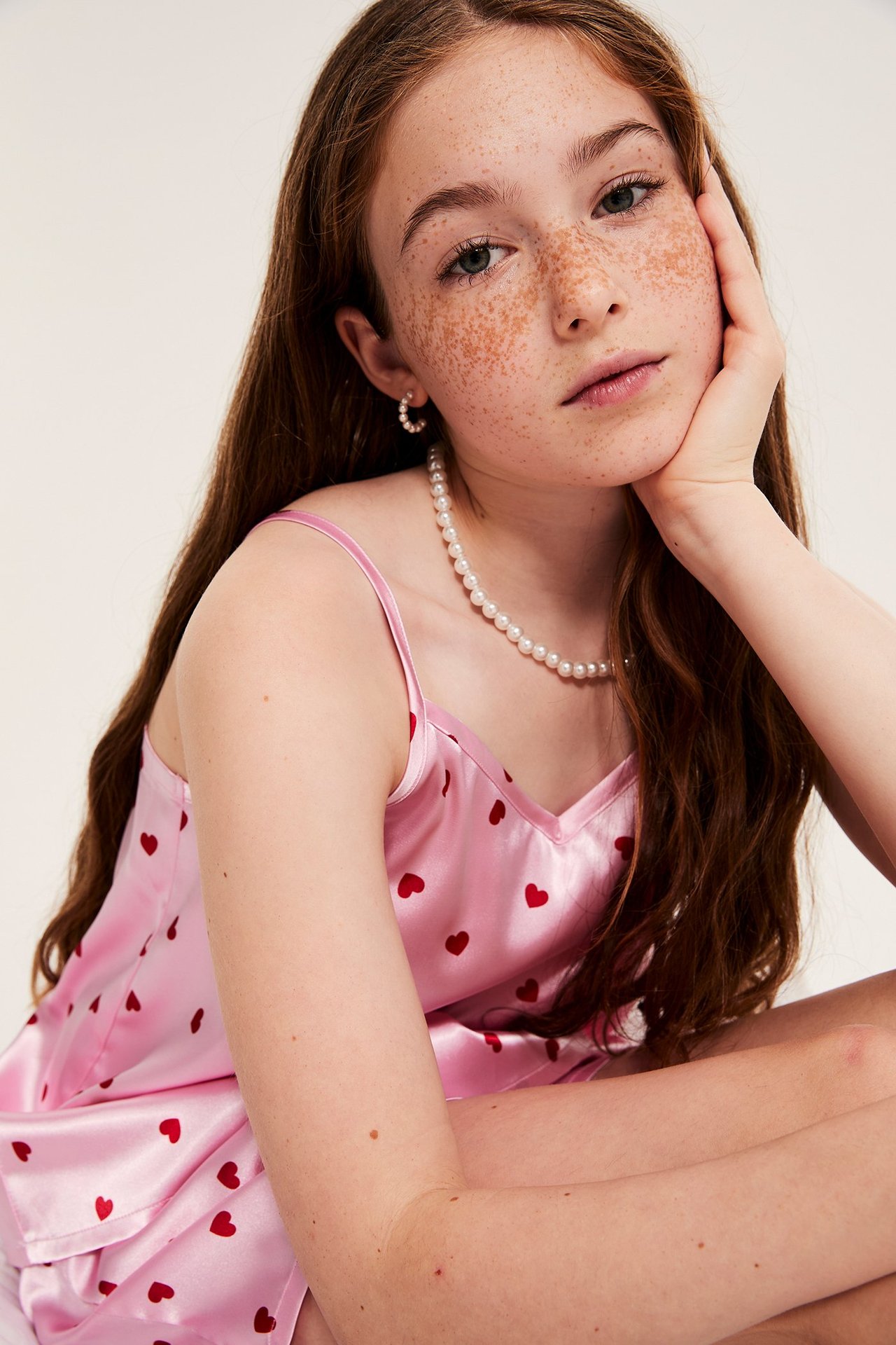 Lys rosa sateng pysjamas med hjerter, mønstret, uten ermer, for barn, med tynne stropper.