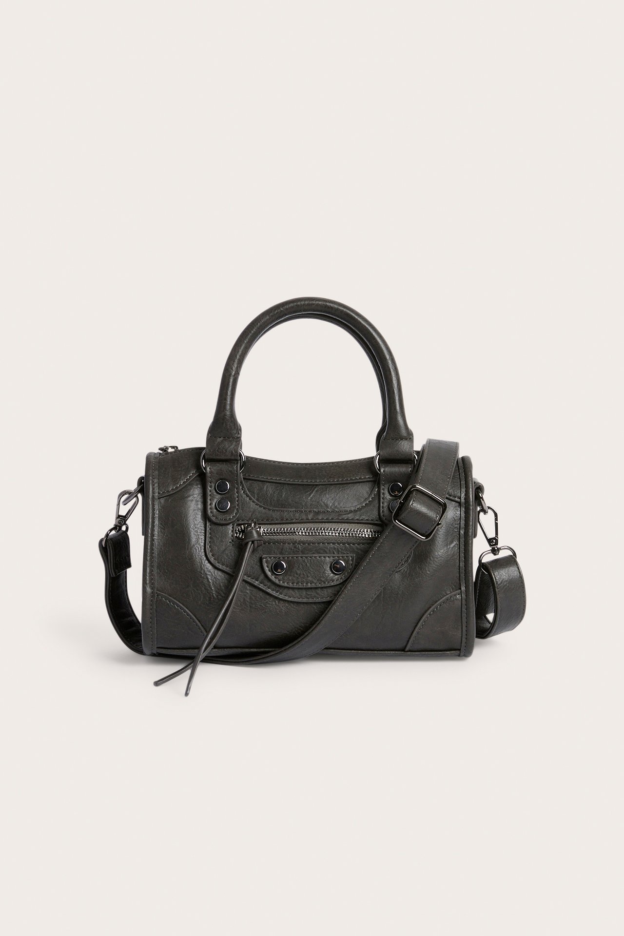 Framifrån: en grå handväska i läderimitation med handtag och axelrem.