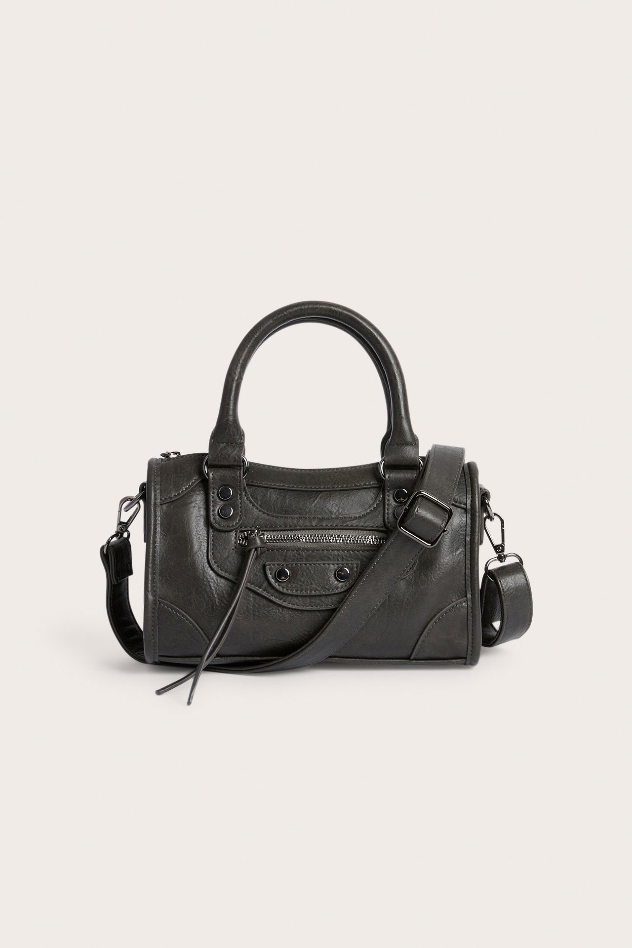 Frontalvisning av en grå håndveske i imitert skinn med håndtak og skulderrem.