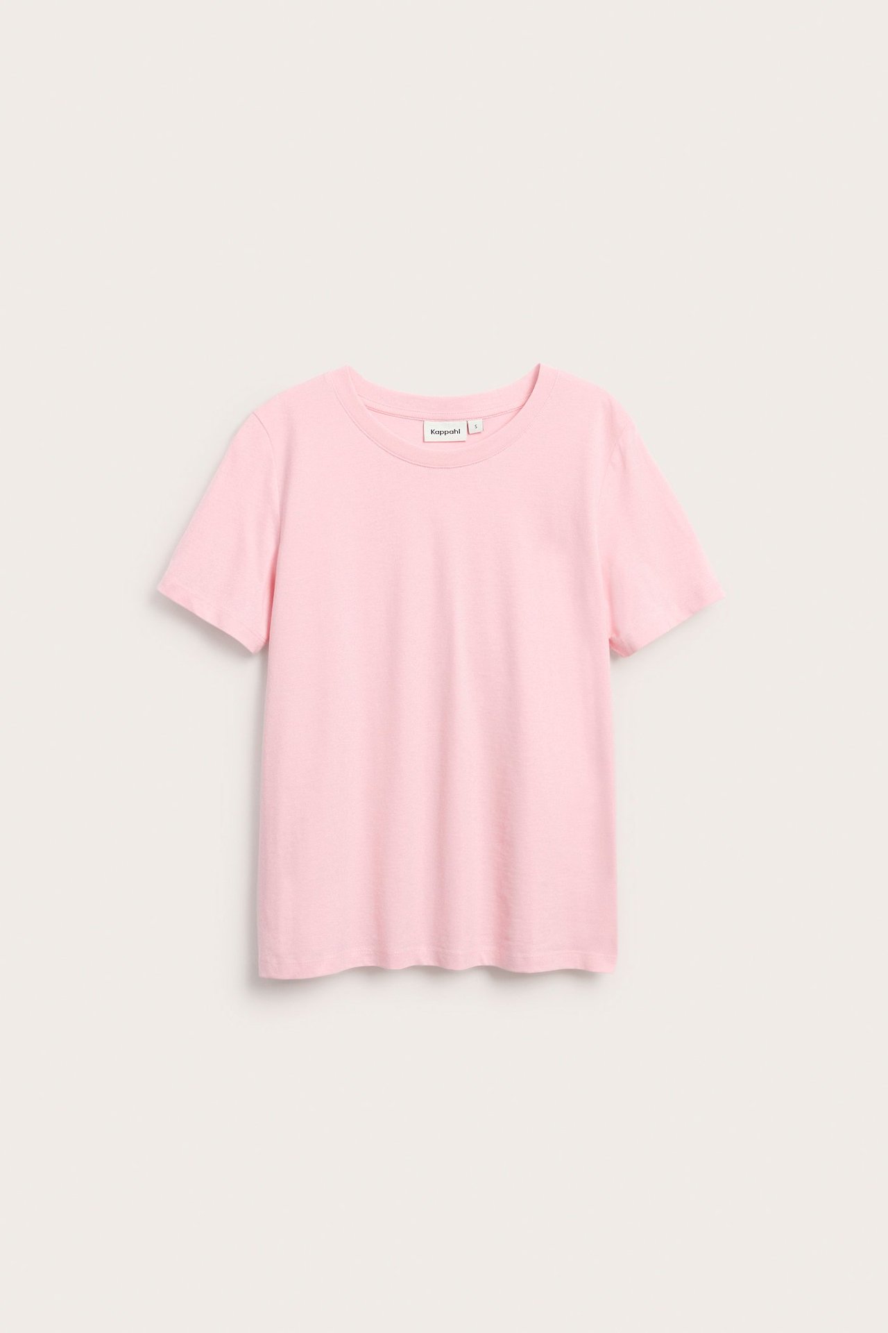 Edestäpäin: vaaleanpunainen, yksivärinen puuvillainen T-paita suoralla istuvuudella ja lyhyillä hihoilla.