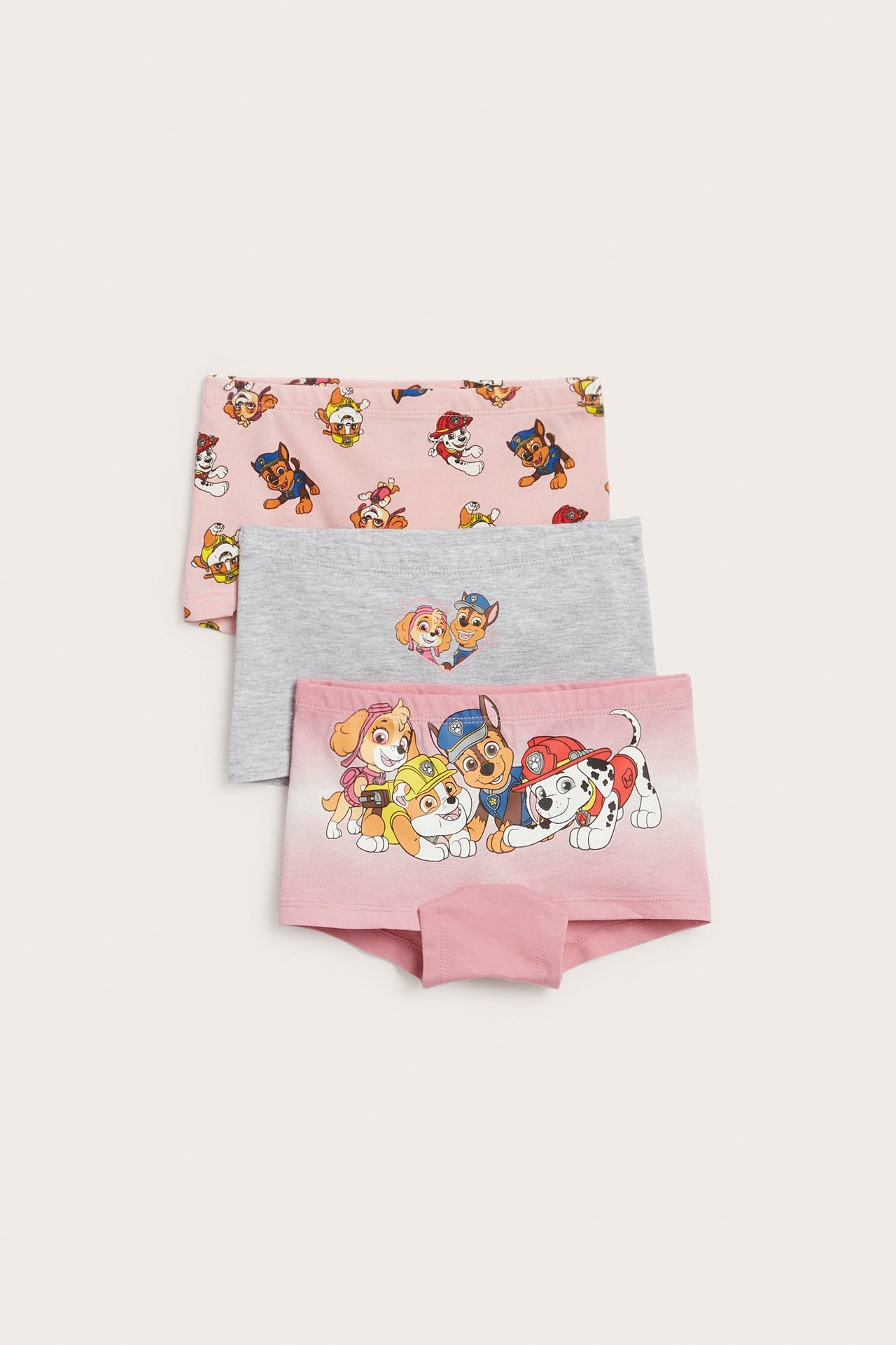 Widok z przodu: Dziecięcy trzypak bawełnianych bokserek w różowo-szare wzory z motywami Psiego Patrolu.