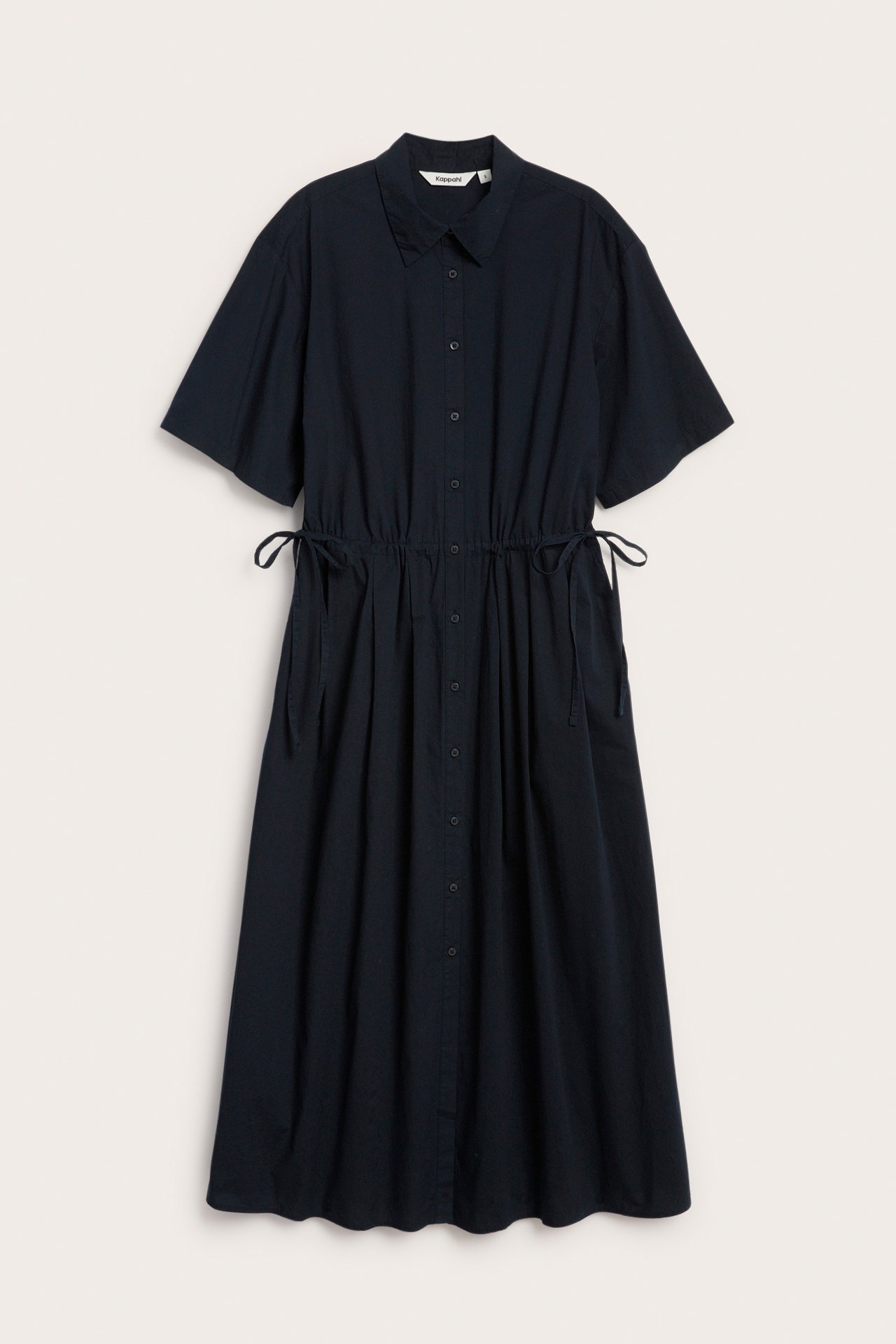 Edestä: Tummansininen puuvillainen midi-paitamekko lyhyillä hihoilla, kauluksella, napeilla ja kiristysnyörillä vyötäröllä.