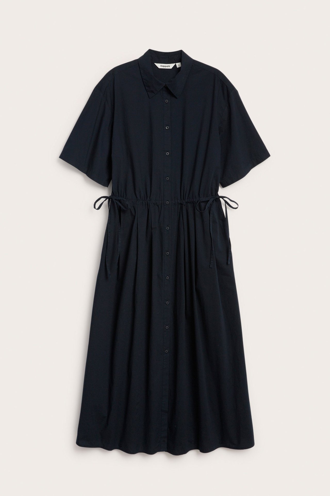 Edestä: Tummansininen puuvillainen midi-paitamekko lyhyillä hihoilla, kauluksella, napeilla ja kiristysnyörillä vyötäröllä.