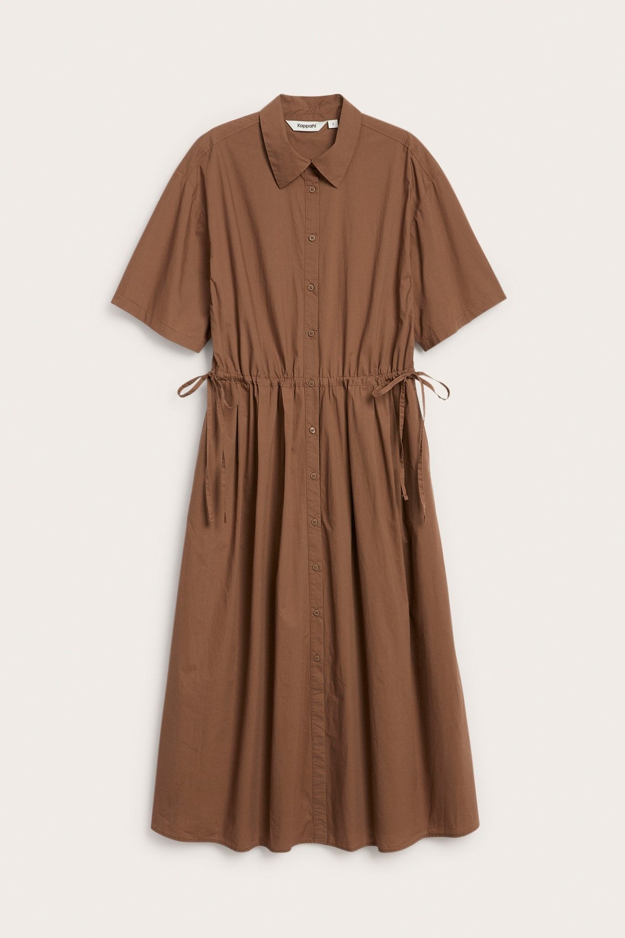 Edestä kuvattu ruskea puuvillapaitamekko, jossa lyhyet hihat, napit ja kiristysnyöri vyötäröllä.