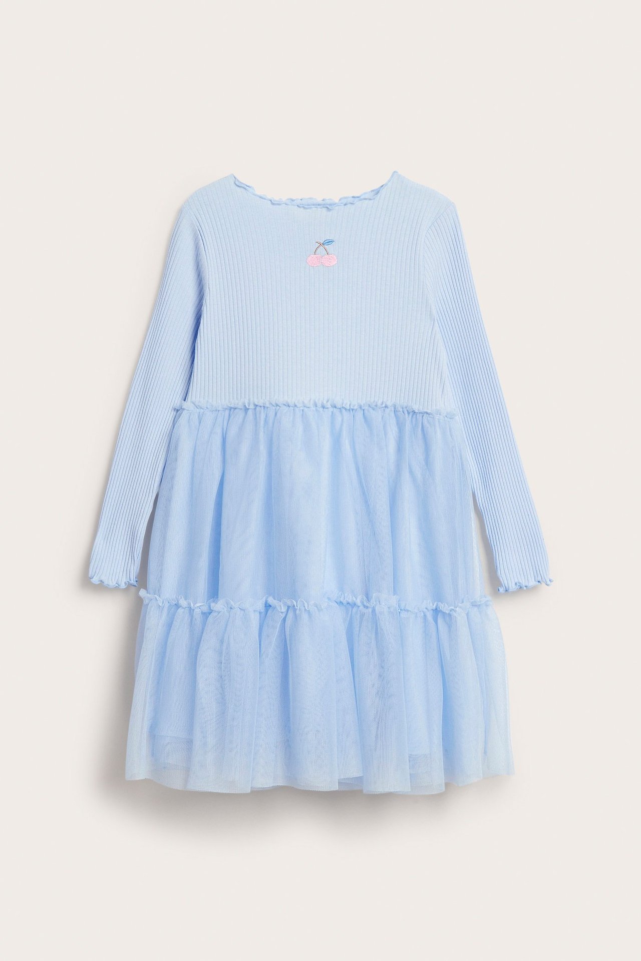 Widok z przodu jasnoniebieskiej dziecięcej sukienki z prążkowaną górą, tiulową spódnicą i haftowaną wiśnią.