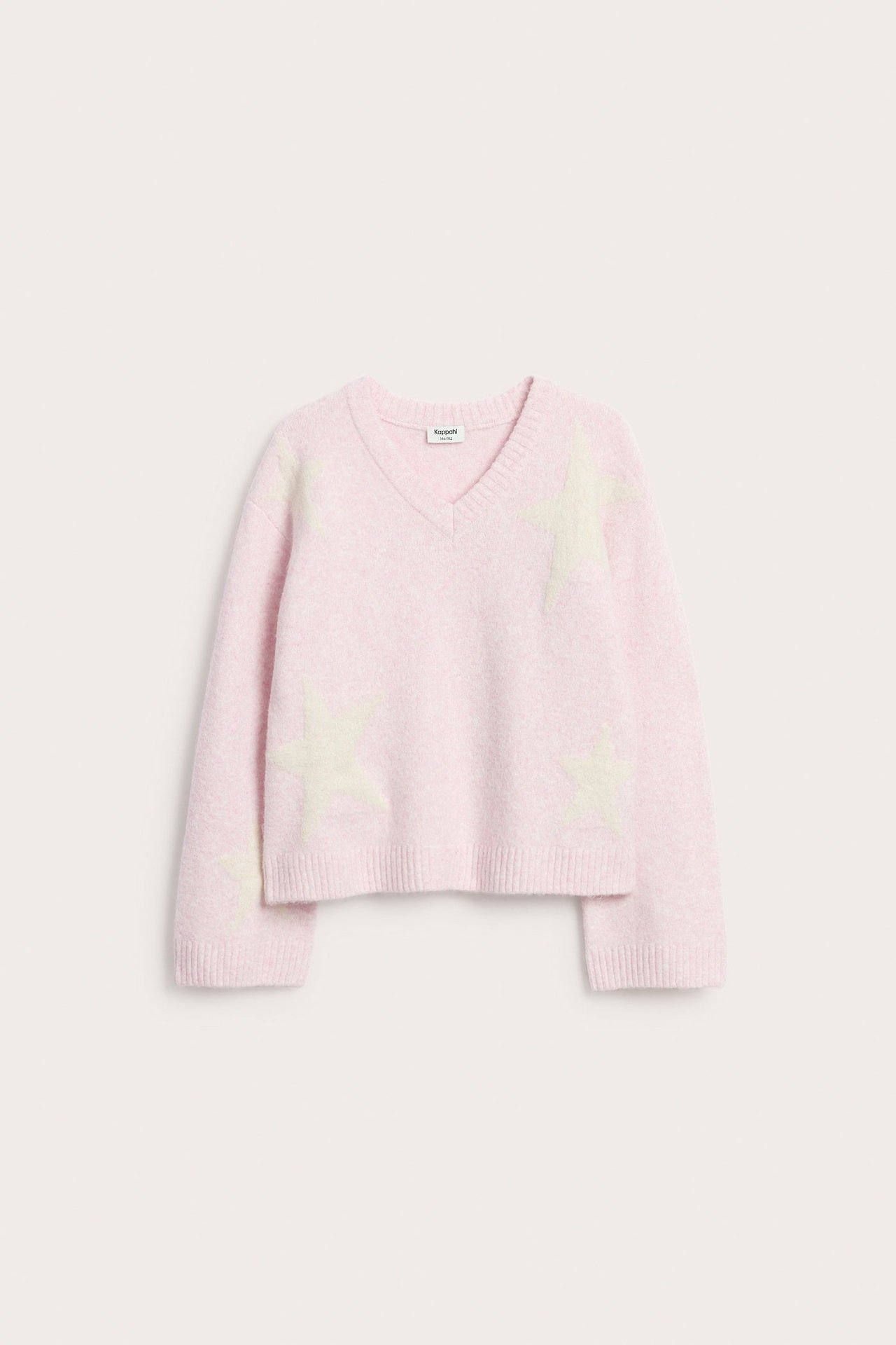 Edestäpäin kuvattu vaaleanpunainen neulepusero, jossa vaaleankeltaisia tähtikuvioita ja V-pääntie.