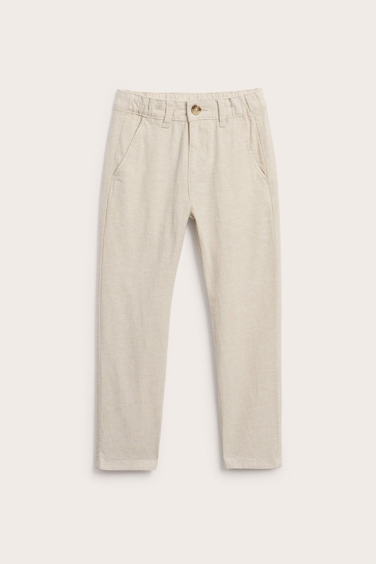 Z przodu: Jasnobeżowe spodnie dziecięce z mieszanki lnu, z guzikiem i kieszeniami.