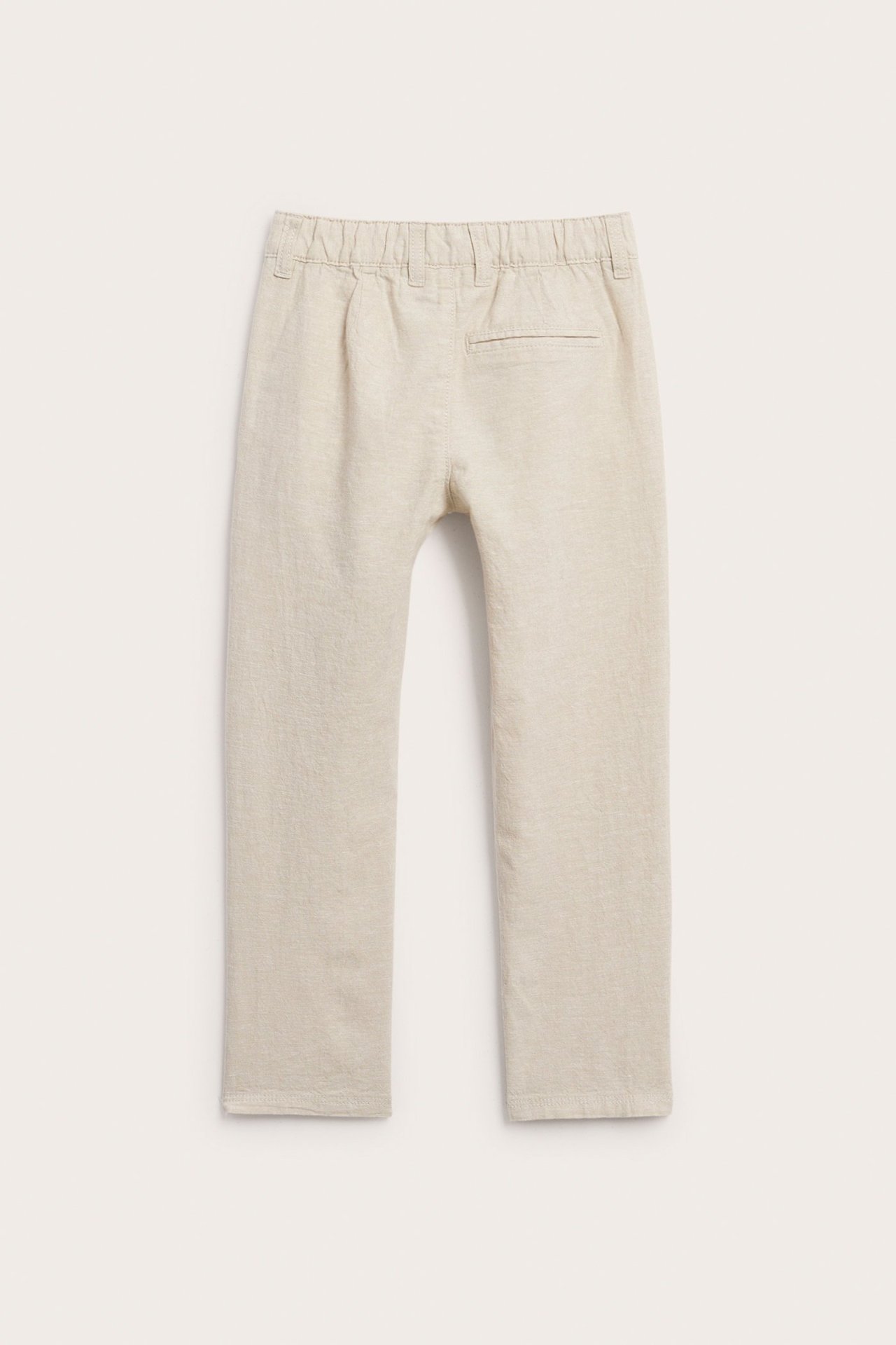 Lasten vaaleanbeiget pellavasekoitehousut takaa päin, joissa joustovyötärö ja yksi takatasku.