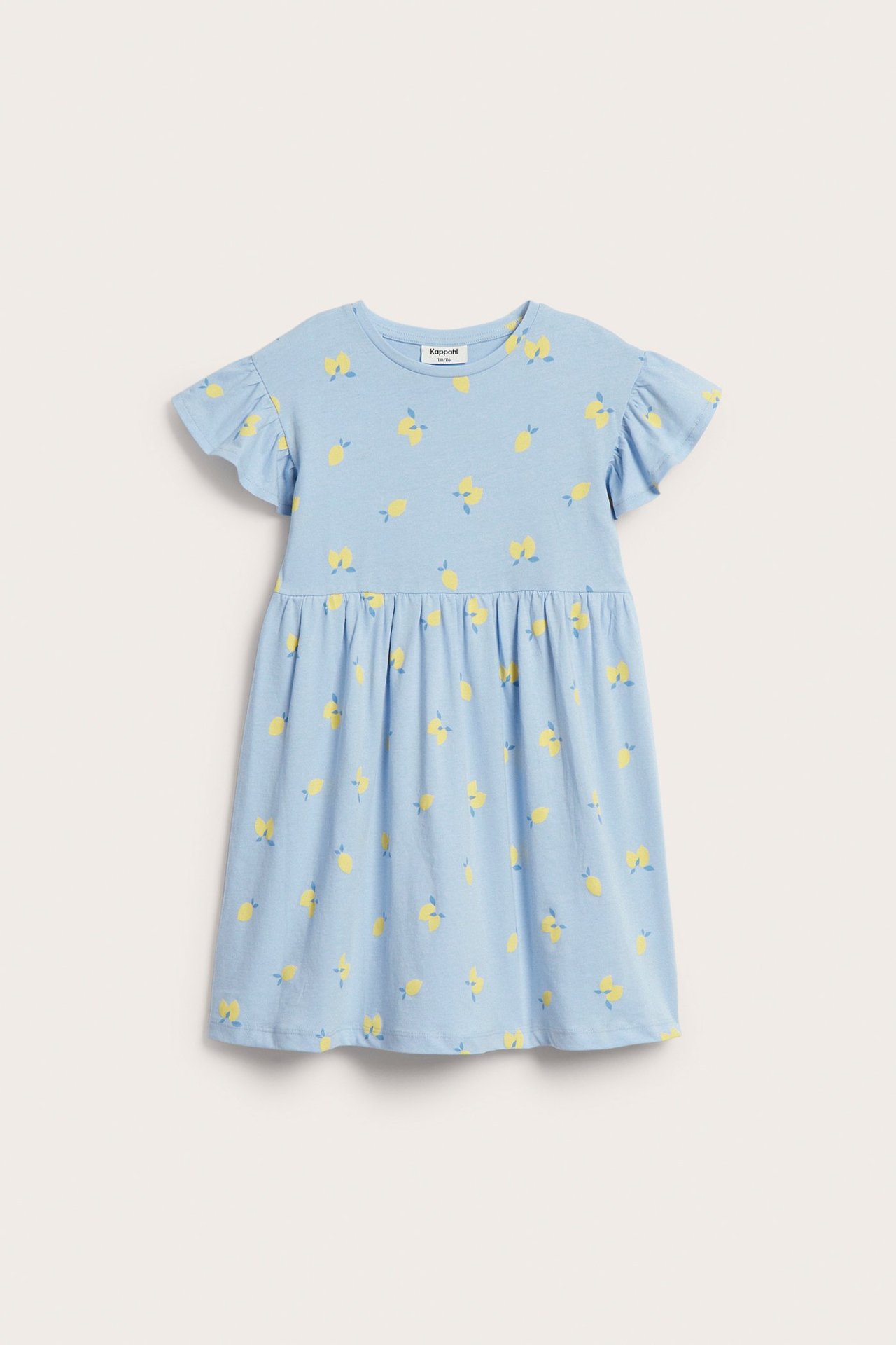 Widok z przodu: jasnoniebieska bawełniana sukienka dla dziecka z falbankowymi rękawami i cytrynowym wzorem.