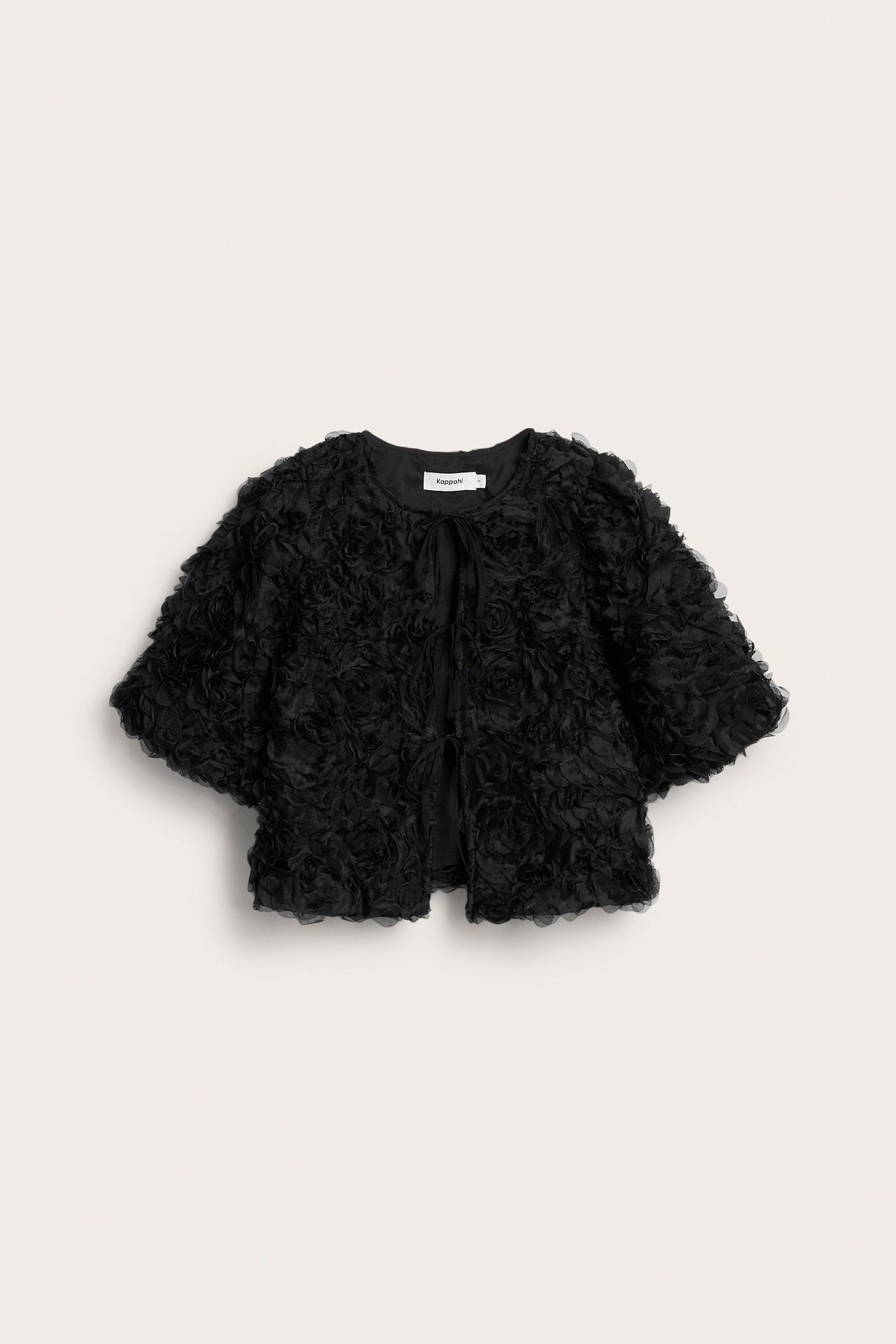 Svart puffermet bluse med knyting, ensfarget, over skjorte, kvinne, frontvisning.