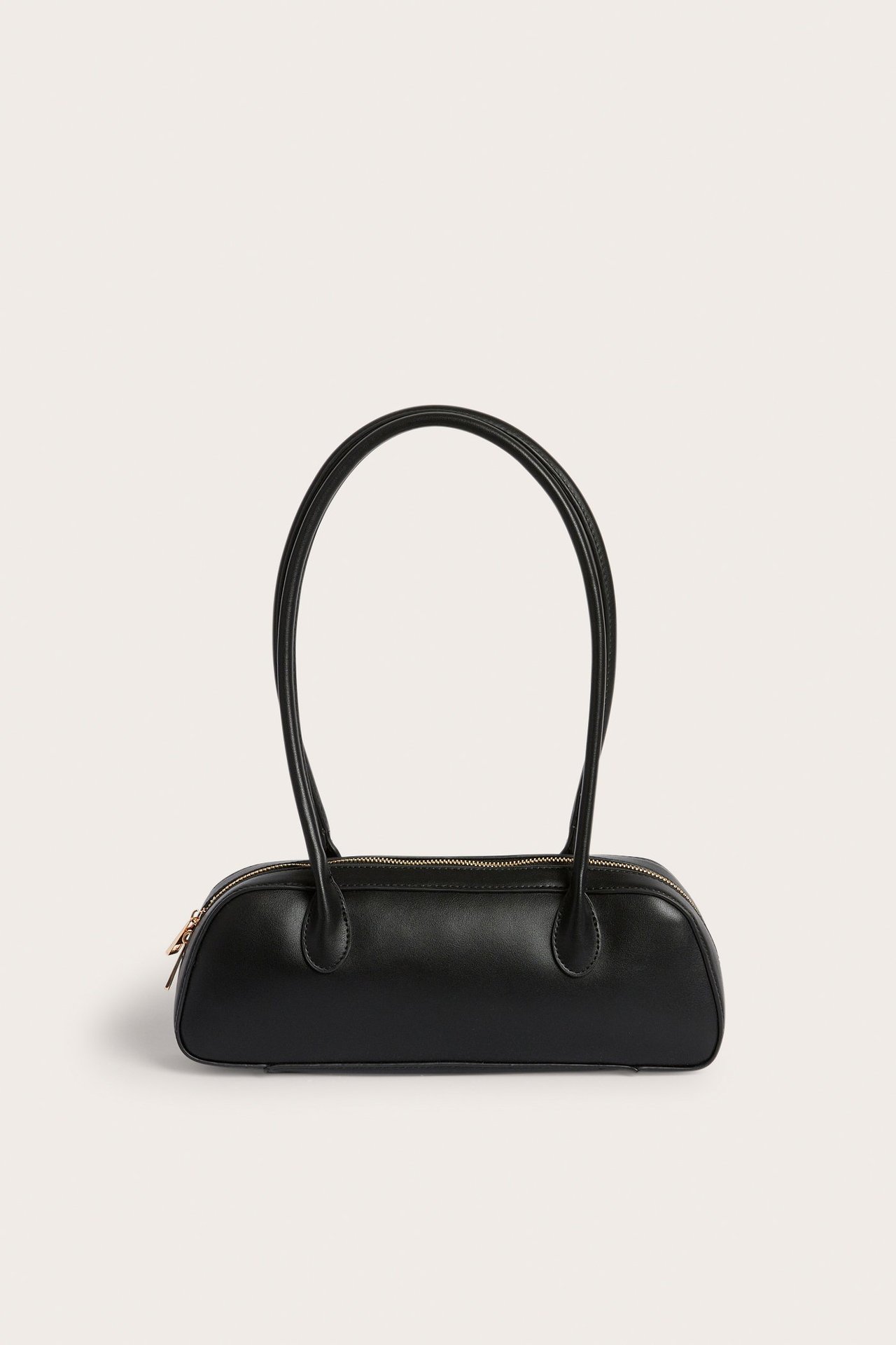 Frontvisning av en svart, avlang bowlingveske med to lange håndtak og glidelås øverst.