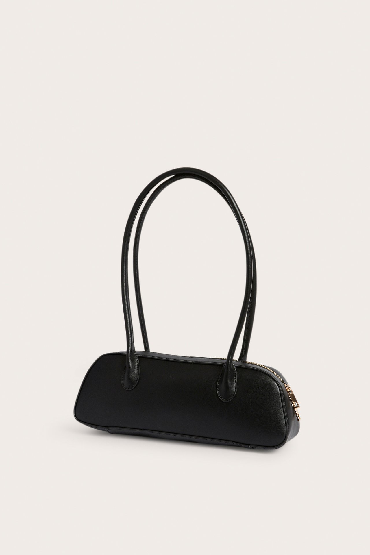 Edestä kuvattu musta bowling-laukku vetoketjulla ja kahdella pitkällä kahvalla.