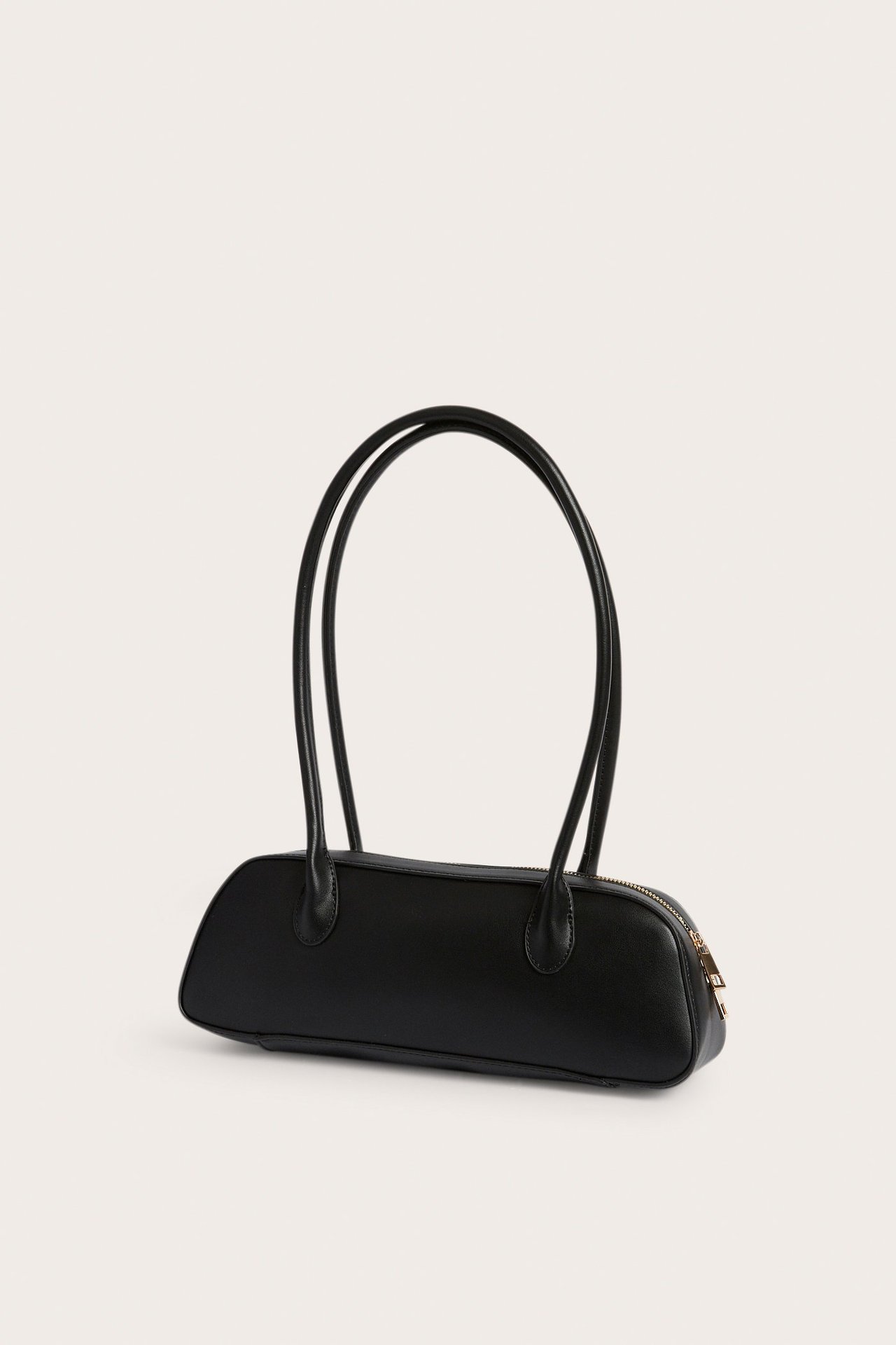 Frontvisning av en svart bowlingveske med glidelås og to lange håndtak.