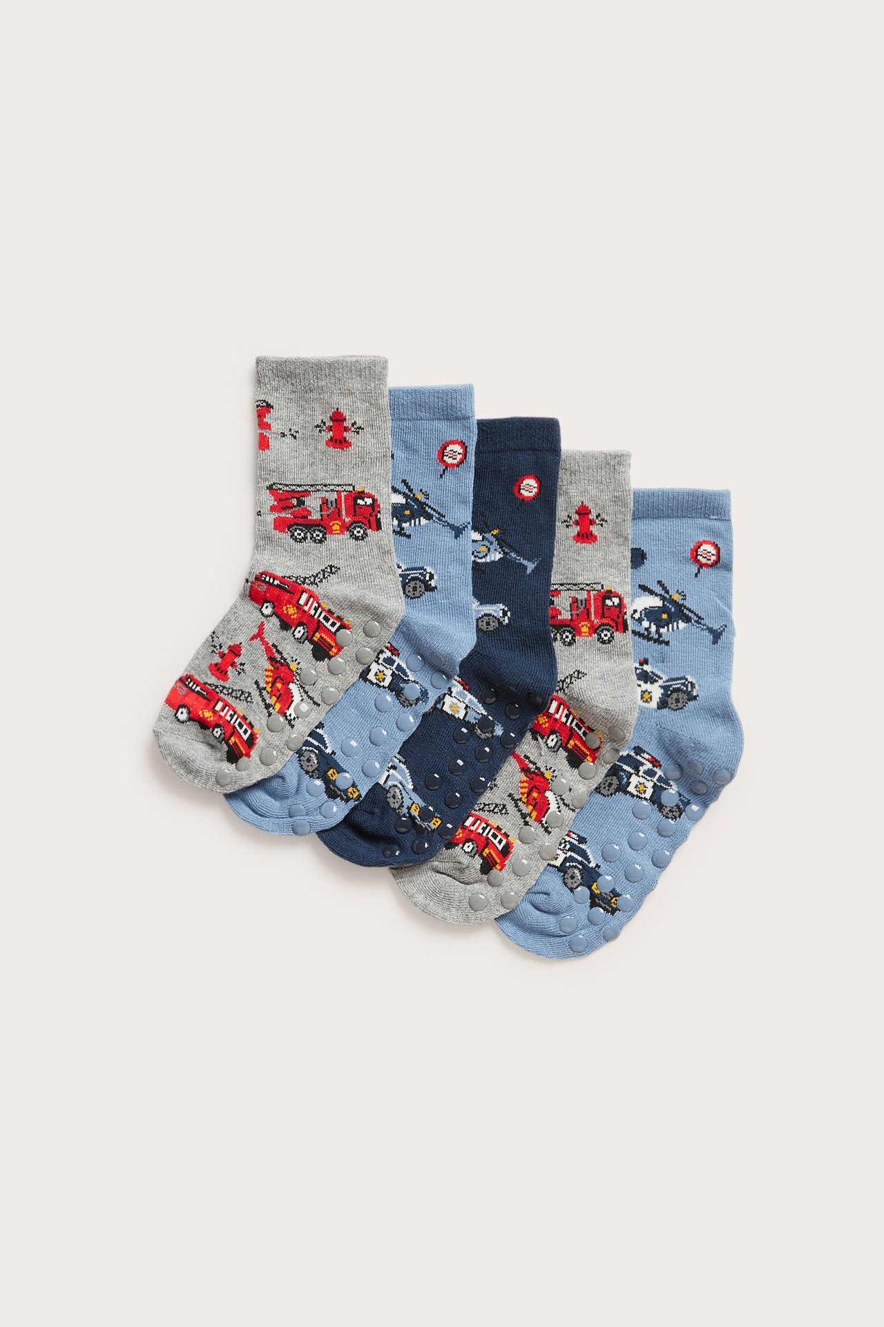 Framsida: Barnens 5-pack strumpor i grått, ljusblått och mörkblått med räddningsfordonsmönster och antiglid.