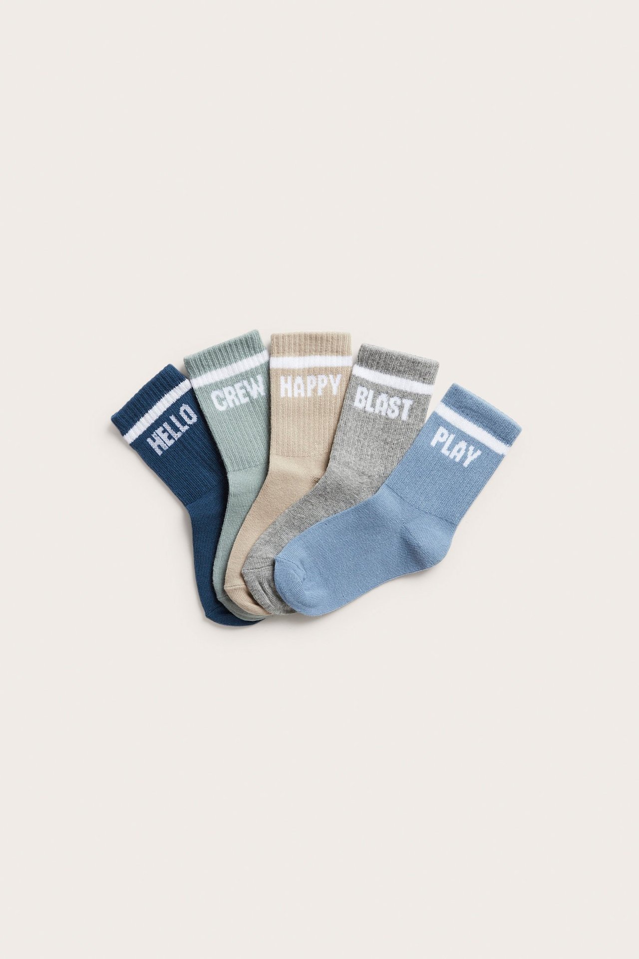 Framsida: Fem par ribbstickade barnstrumpor i blått, grönt, beige, grått, ljusblått, med text.