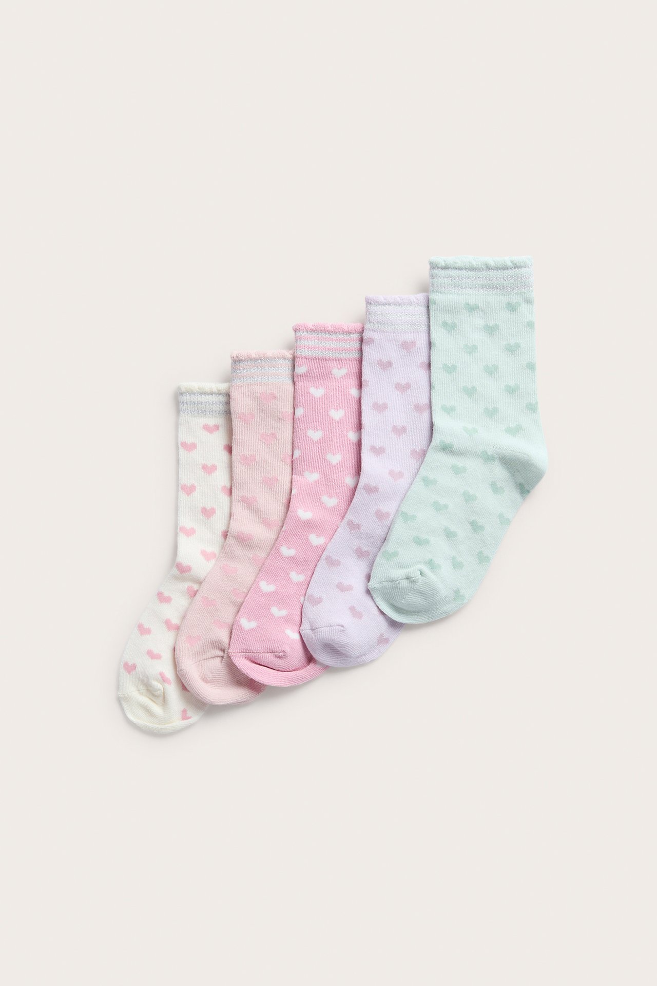 Widok z góry na pięć par dziecięcych pastelowych skarpetek we wzory serc.