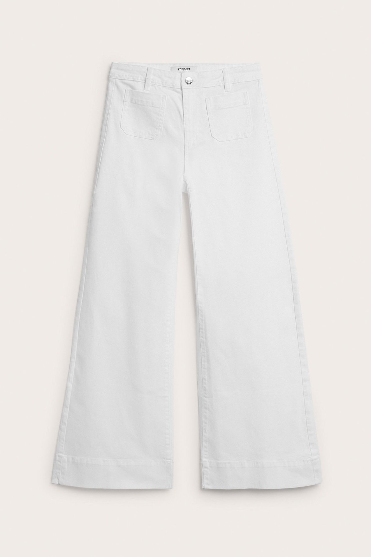 Frontvisning av hvite, høye wide jeans med lappelommer foran og knappelukking.