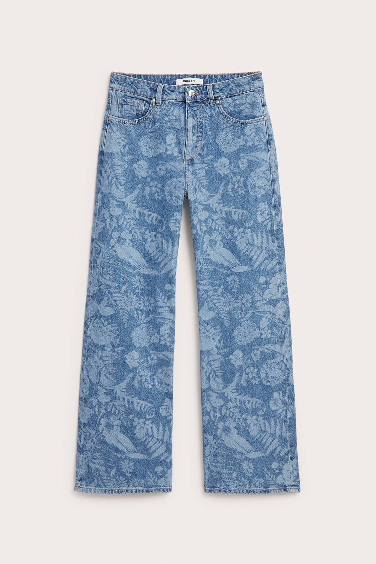 Edestä vaaleansiniset leveälahkeiset korkeavyötäröiset farkut hienovaraisella kukka-lintukuviolla.