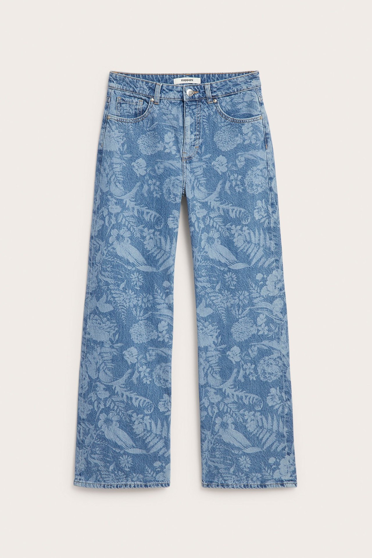 Edestä vaaleansiniset leveälahkeiset korkeavyötäröiset farkut hienovaraisella kukka-lintukuviolla.