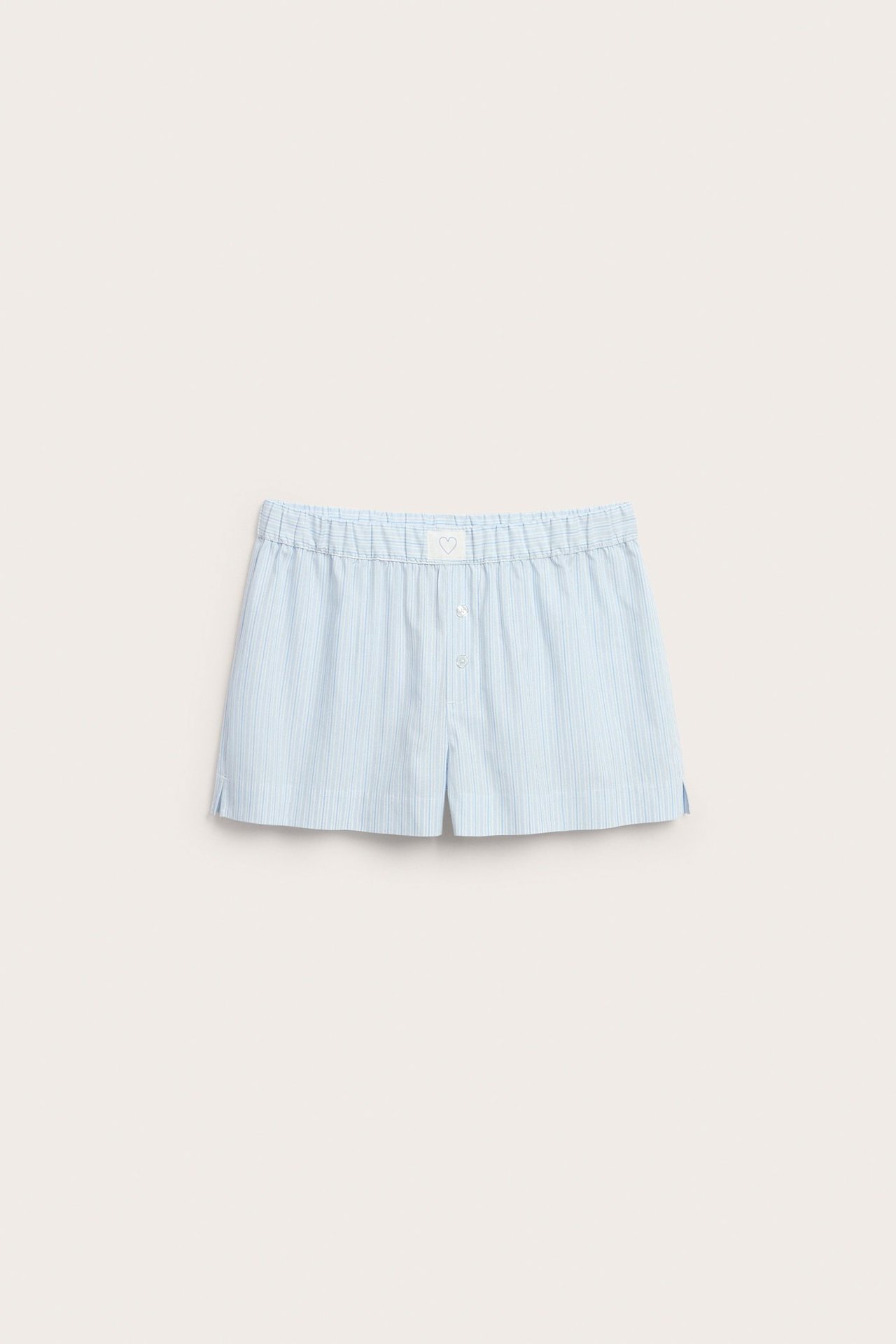 Widok z przodu jasnoniebieskich, białych szortów piżamowych w paski, z elastyczną talią i guzikami.