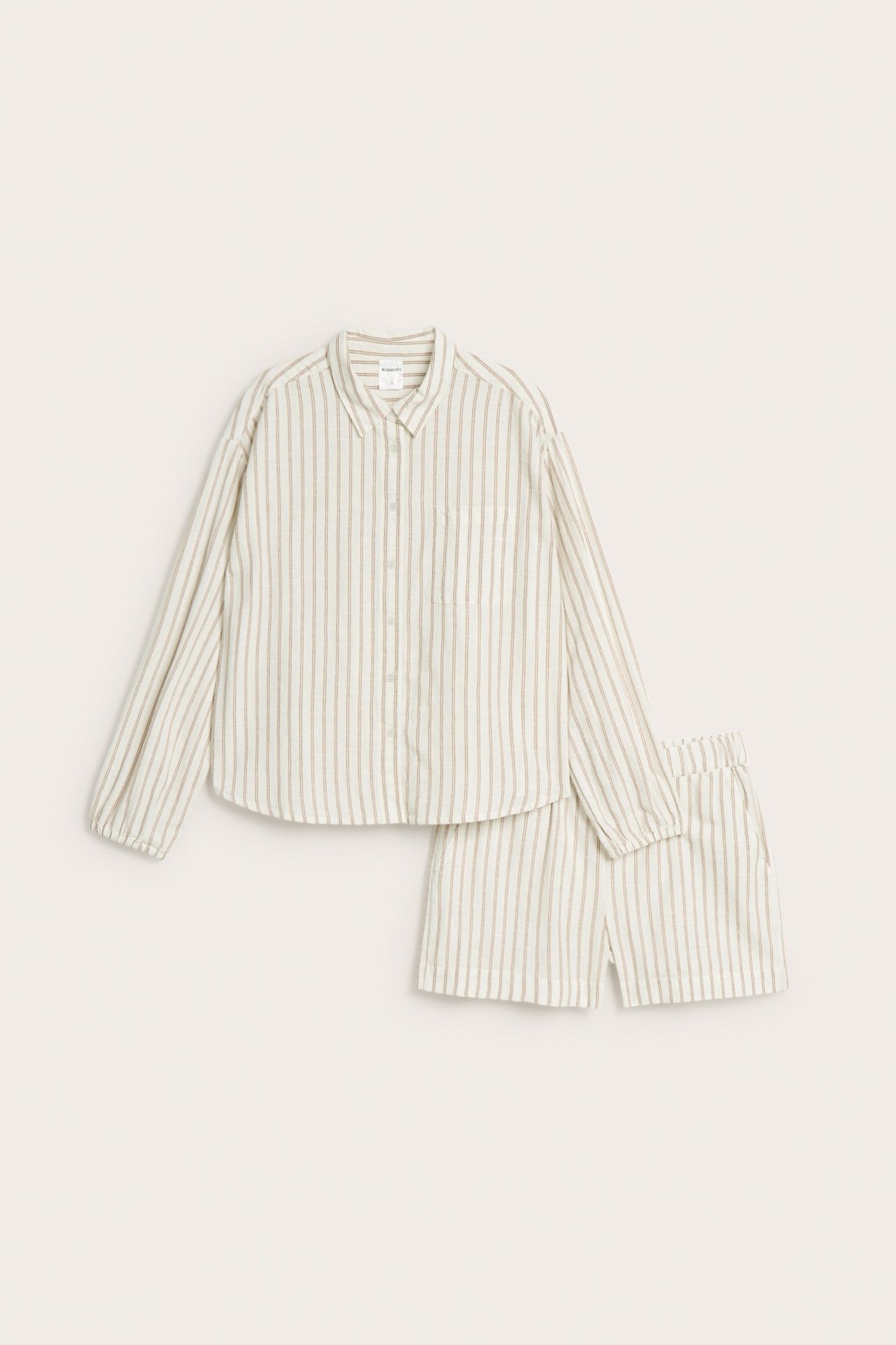 Framsida av beige randig bomullspyjamas: skjorta med ficka, resårärmar och shorts.