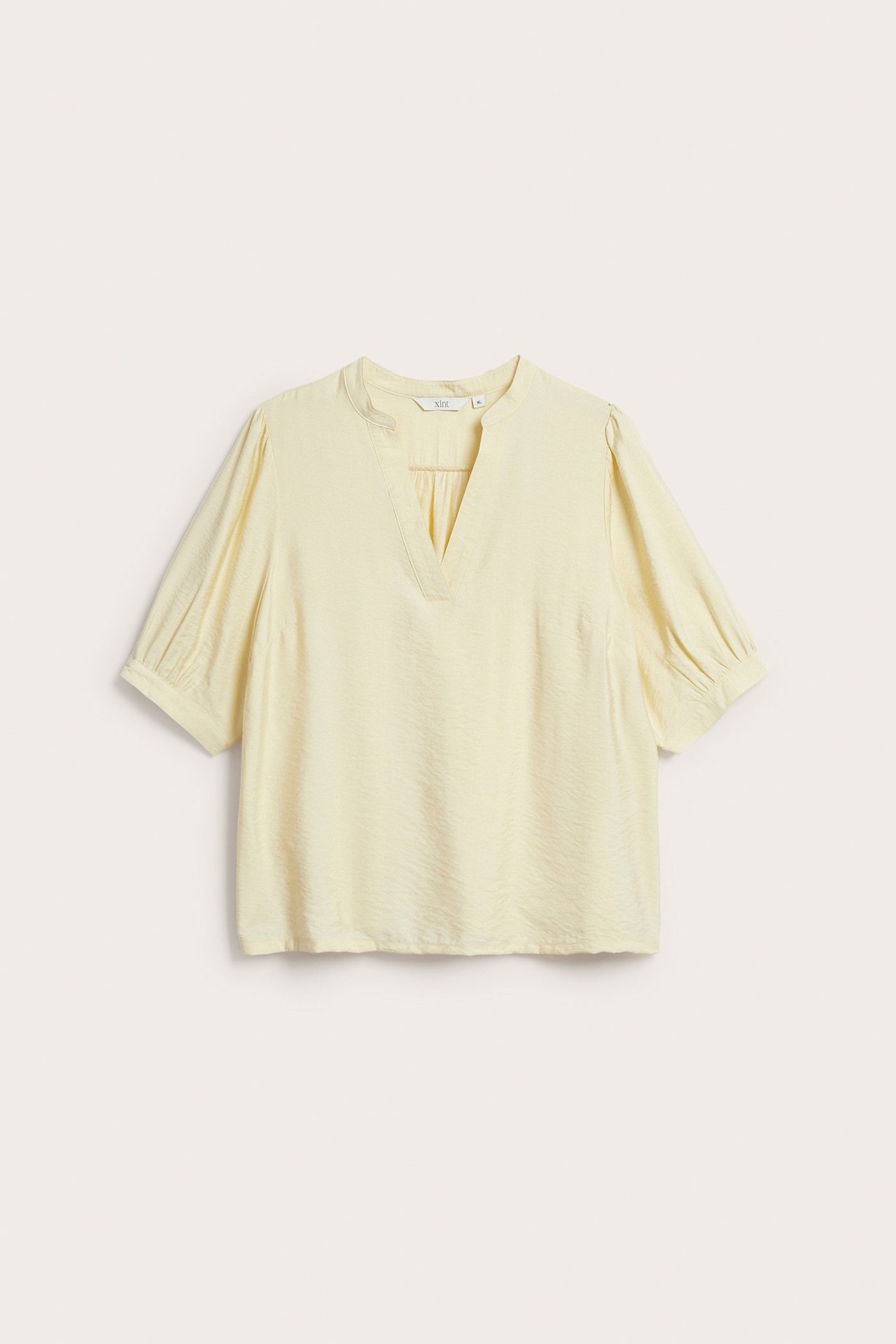Frontvisning av lys gul pop-over bluse med V-hals og 3/4 puffermer.