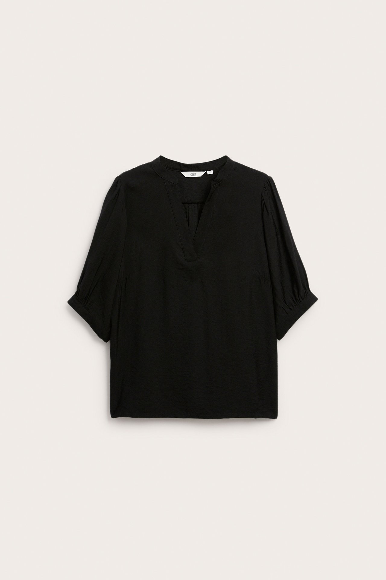 Edestä kuvattu musta viskoosisekoitepusero, jossa V-pääntie ja 3/4-osa pussihihat.