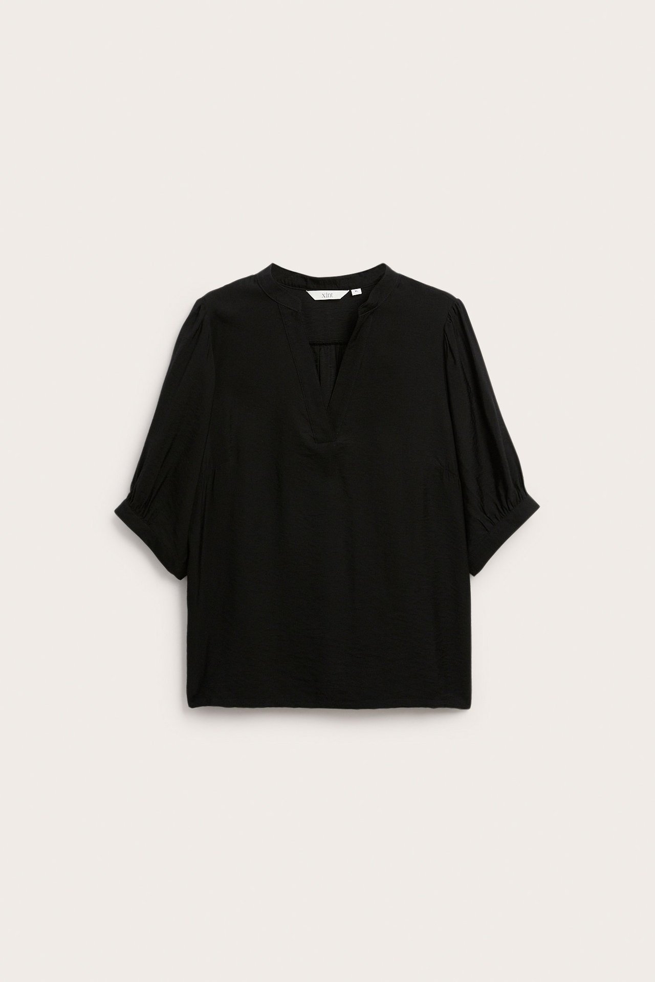 Edestä kuvattu musta viskoosisekoitepusero, jossa V-pääntie ja 3/4-osa pussihihat.