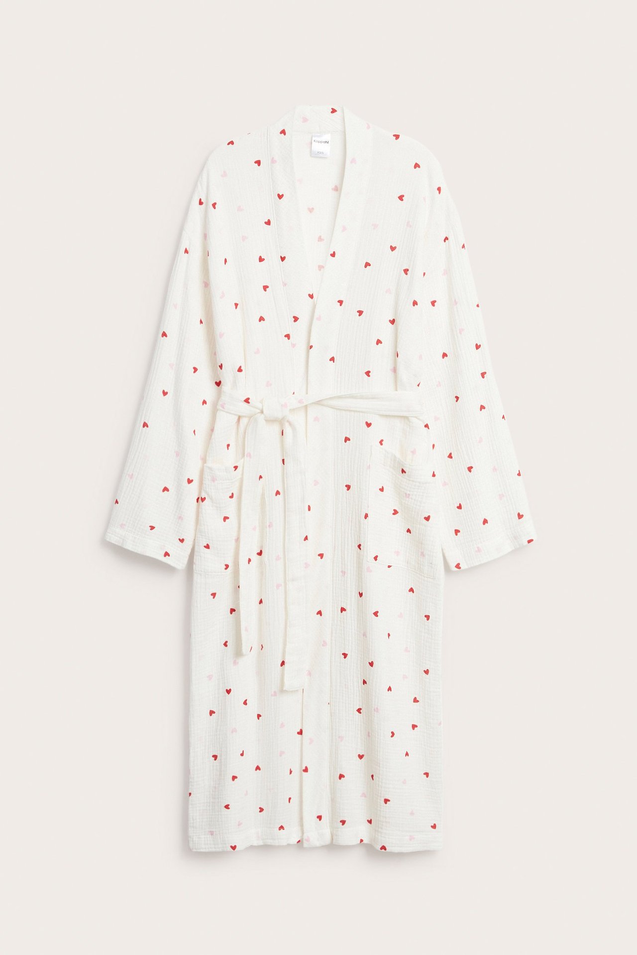 Widok z przodu: Ecru bawełniany szlafrok z czerwonymi sercami, wiązanym paskiem i kieszeniami.