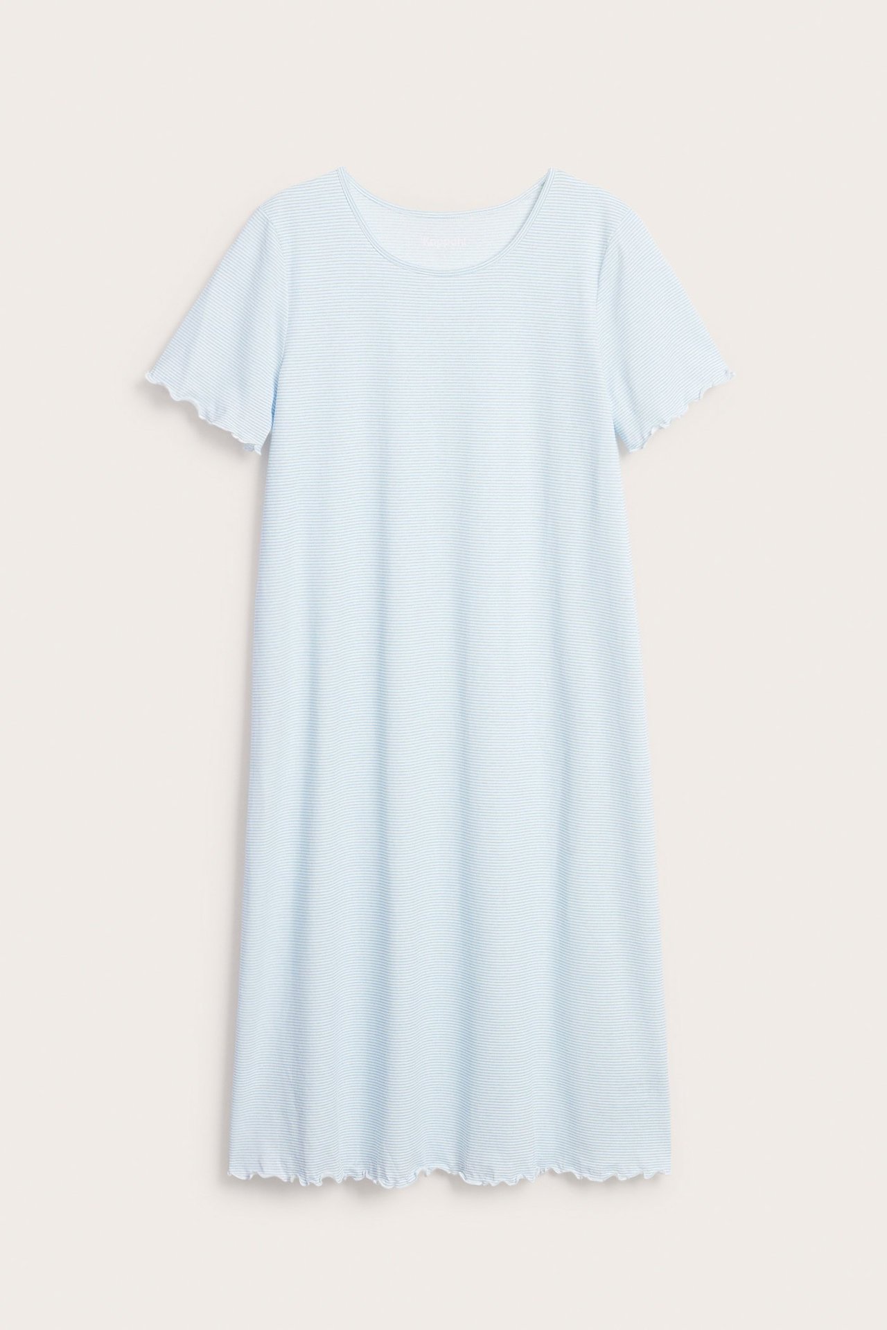 Widok z przodu, jasnoniebieska koszula nocna w paski z bawełny z okrągłym dekoltem i falbankami.