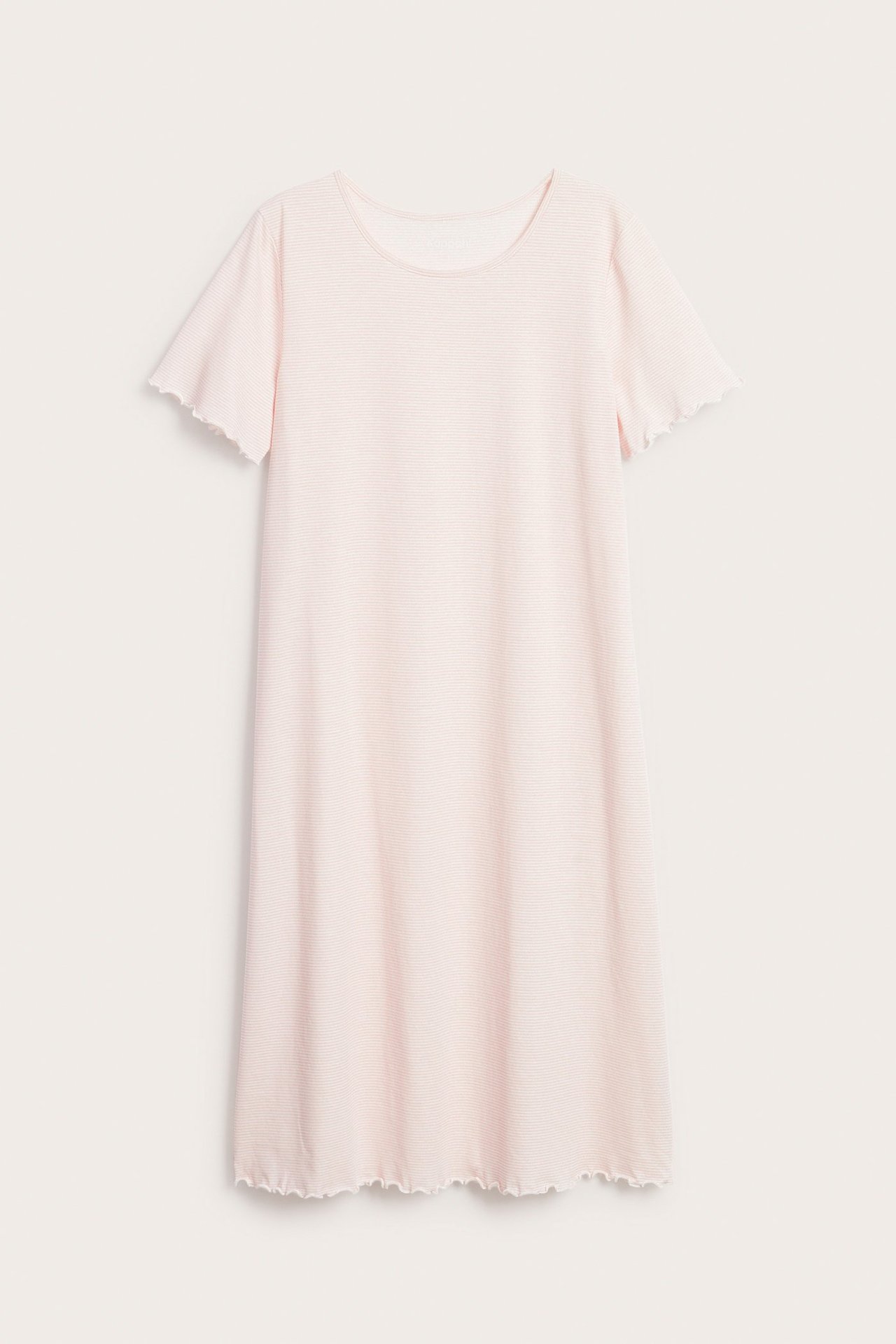 Widok z przodu: różowa, bawełniana koszula nocna w paski, z dekoltem i falbankami przy rękawach i dole.