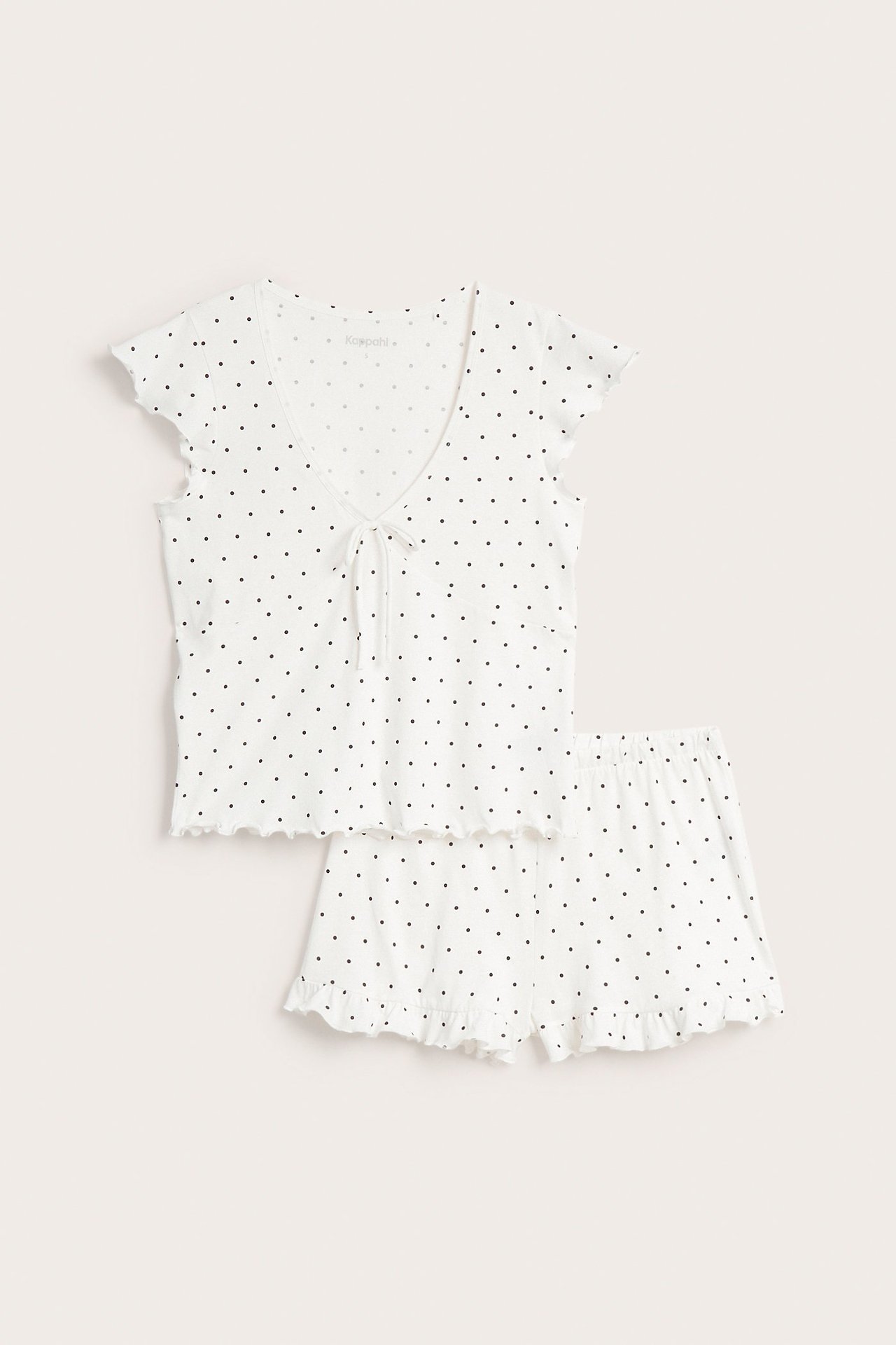 Widok z przodu: Ecru piżama bawełniana w groszki. Dekolt w serek z kokardą i falbankowymi rękawami; pasujące szorty z falbanką.