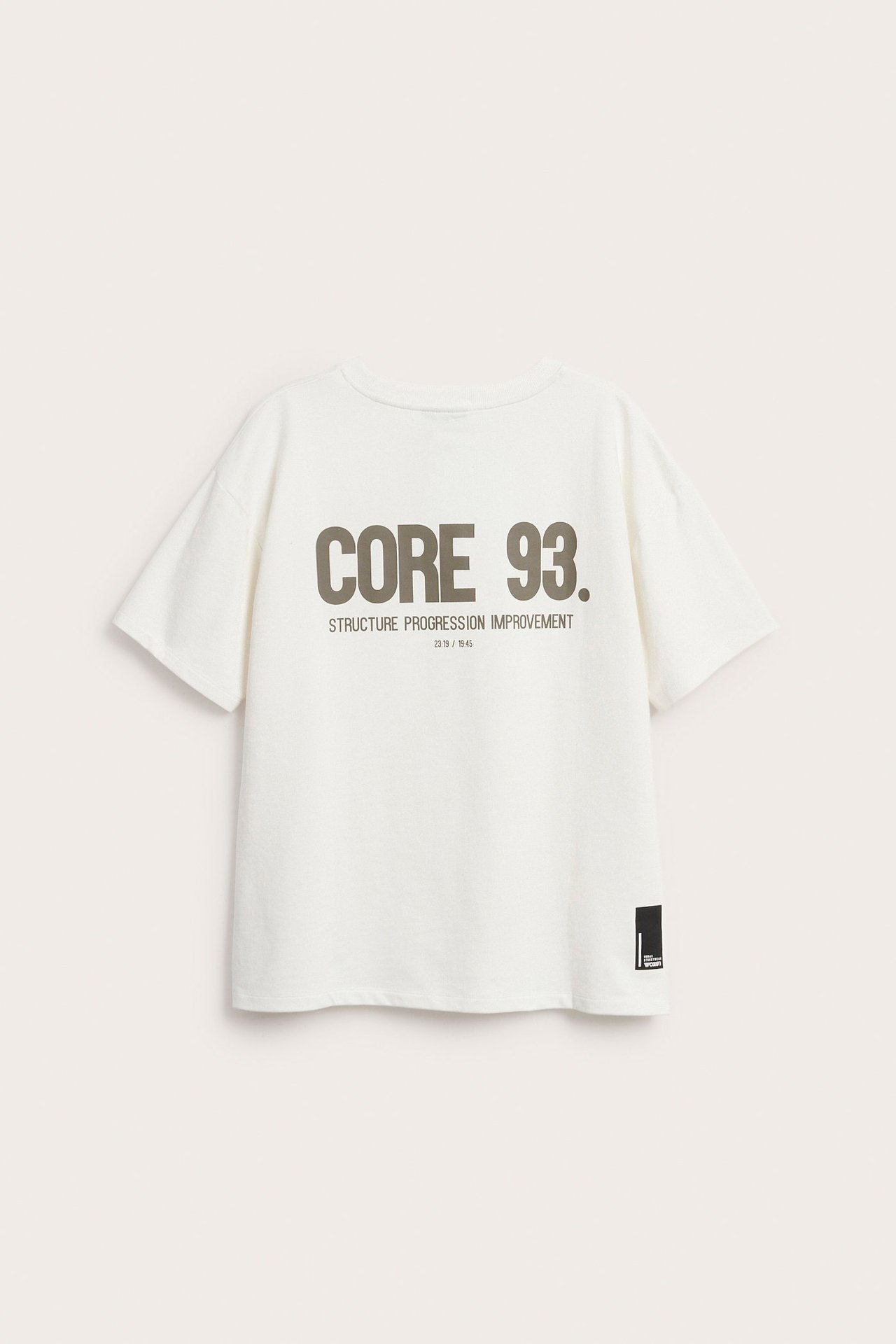 Bakfra: Hvit oversized bomulls-t-skjorte for barn, med stort grått 'CORE 93.' trykk.