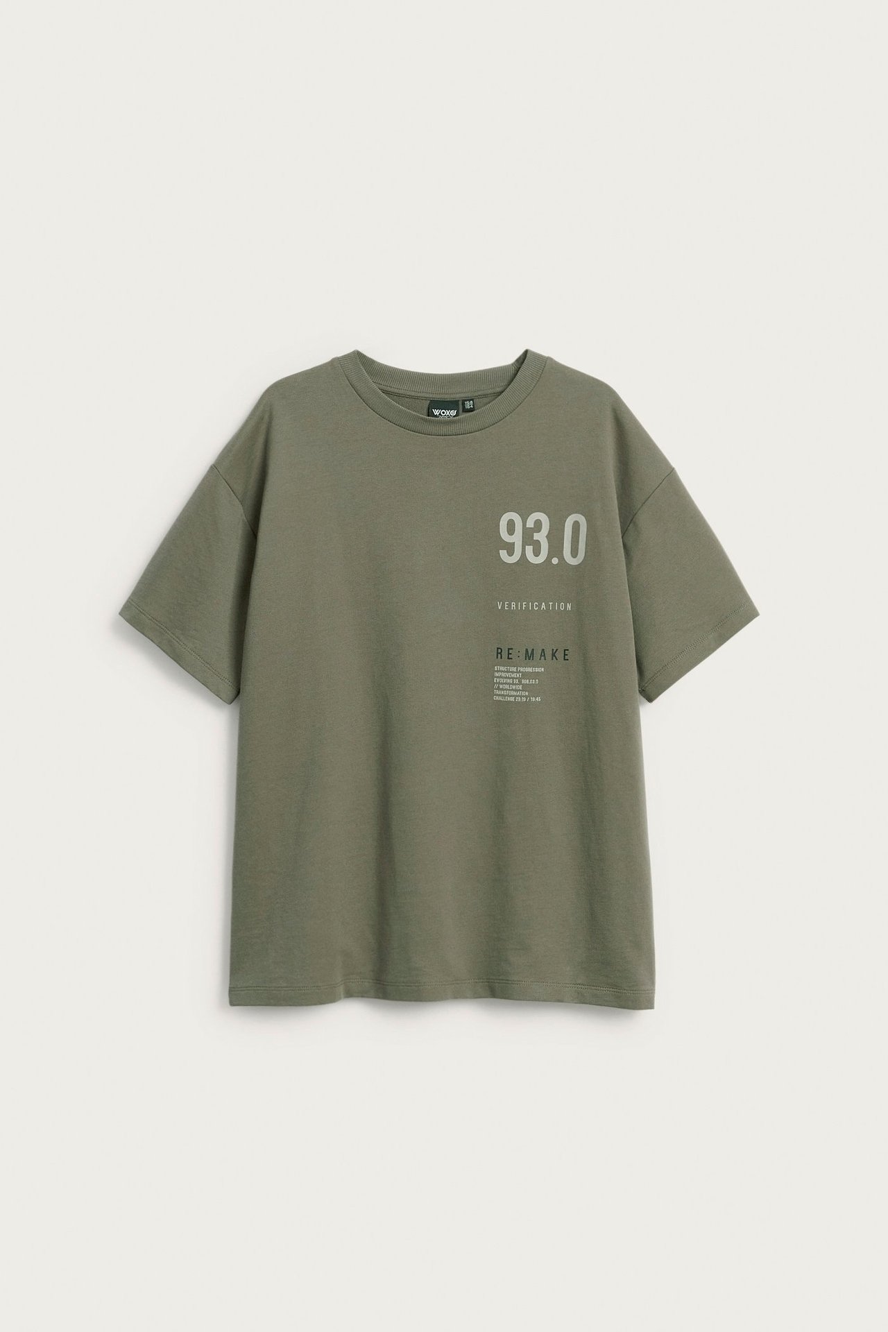 Zielony bawełniany t-shirt oversize z obniżonymi ramionami, prążkowanym dekoltem i szarym nadrukiem.