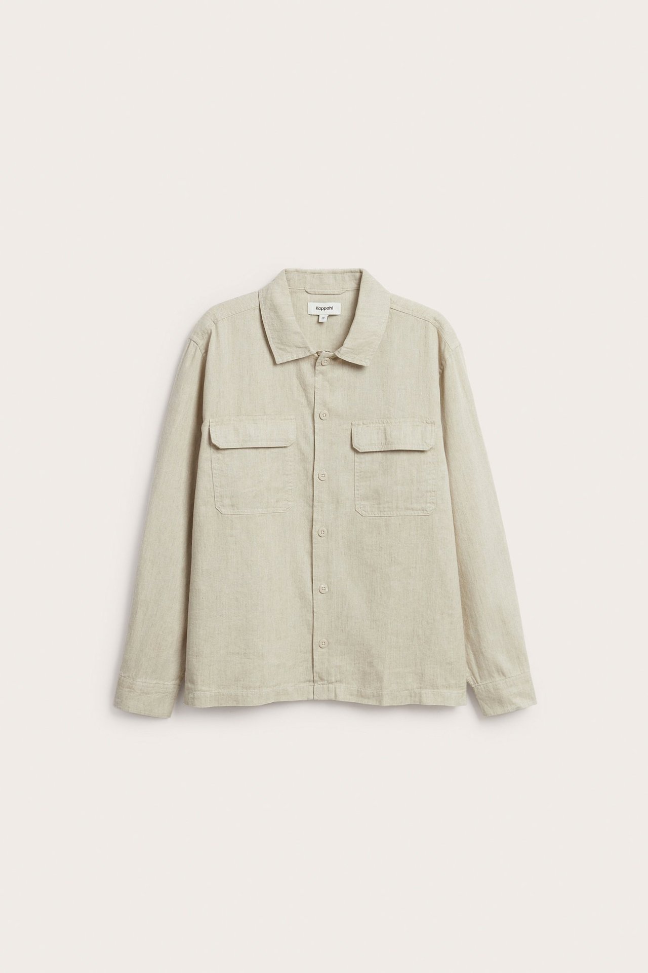 Frontvy av en beige linneblandad overshirt för herr med krage och två bröstfickor.