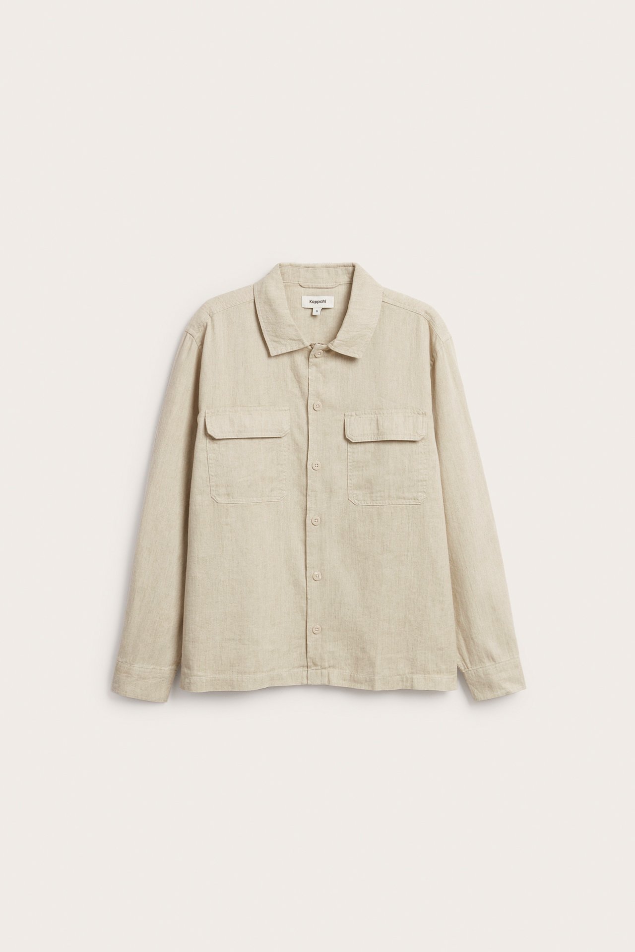 Framifrån, beige overshirt i linnemix med krage och två bröstfickor med knappar.
