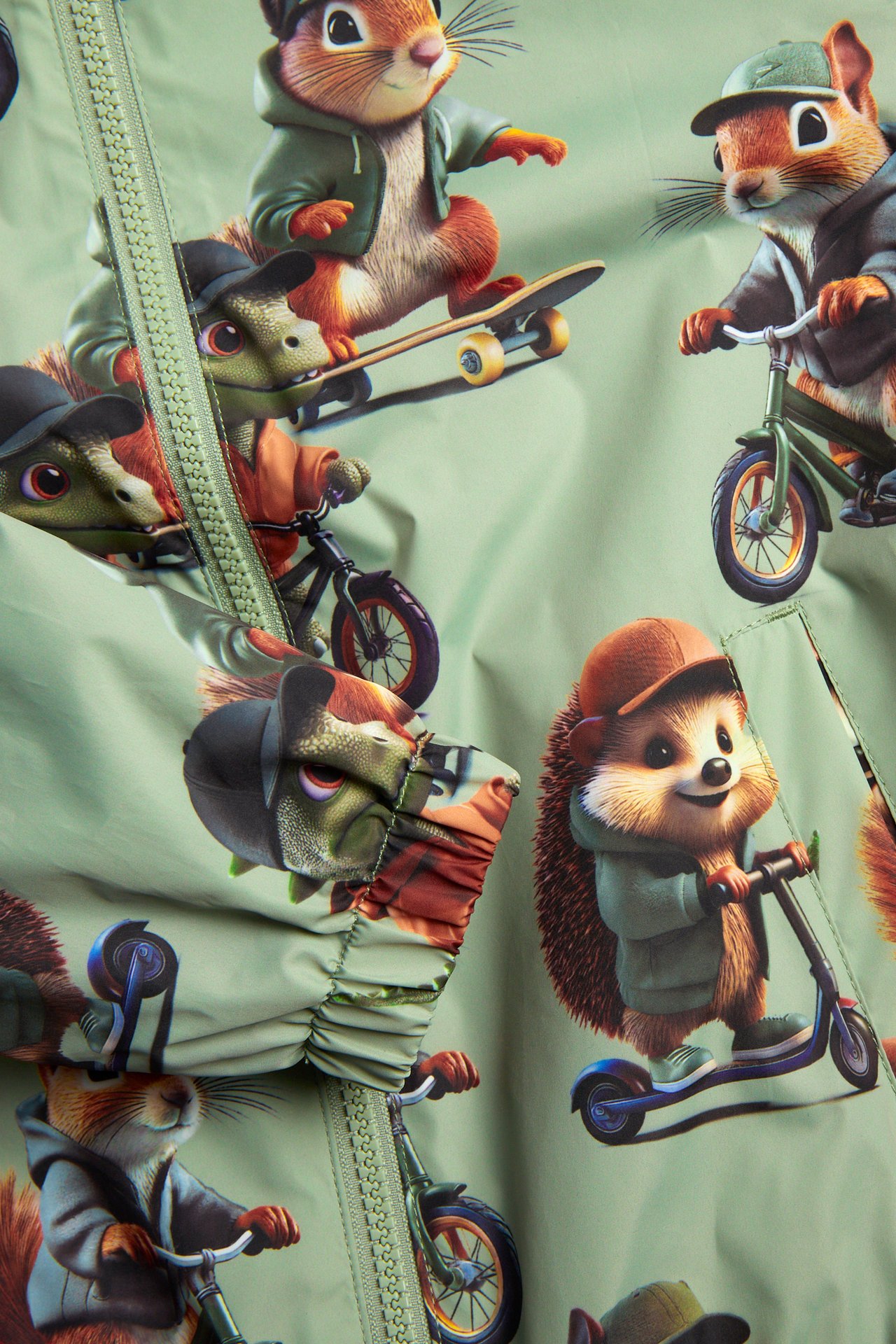 Zbliżenie jasnej zielonej kurtki dziecięcej z wzorem zwierzęcym, zamkiem błyskawicznym i elastycznym mankietem.