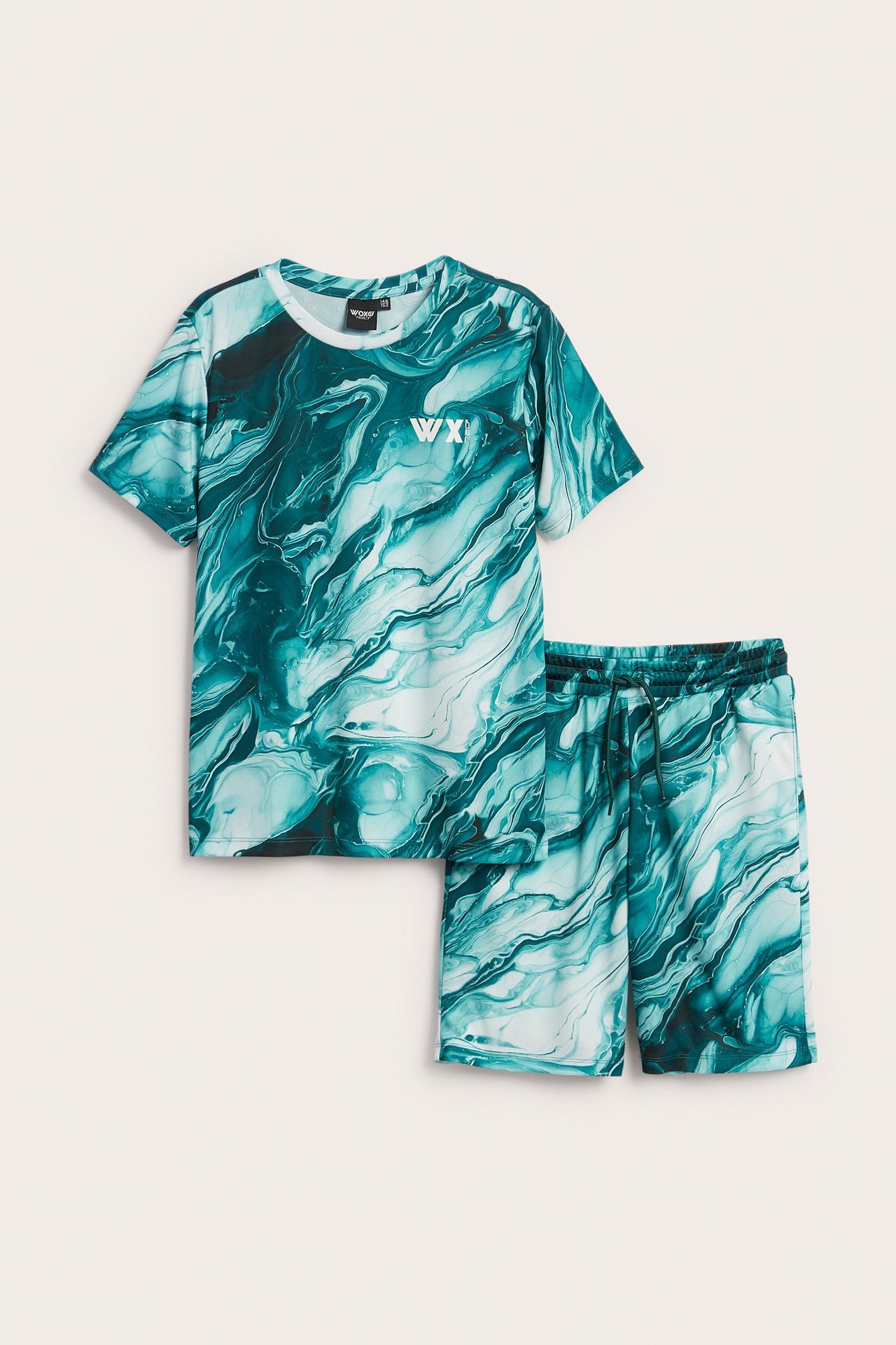 Barns gröna mönstrade sportset i polyester: t-shirt och shorts med dragsko, platt lagd framifrån.