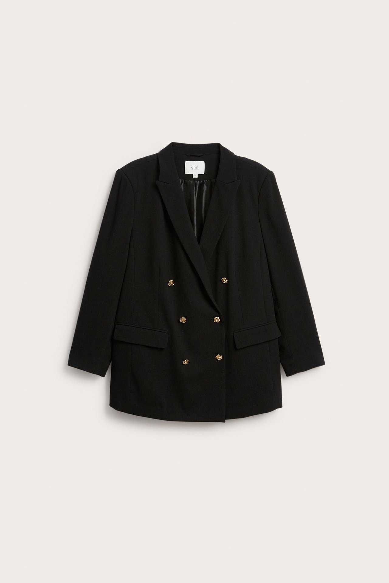Widok z przodu, czarna dwurzędowa marynarka ze strukturalnej tkaniny ze złotymi guzikami i kieszeniami z patkami.