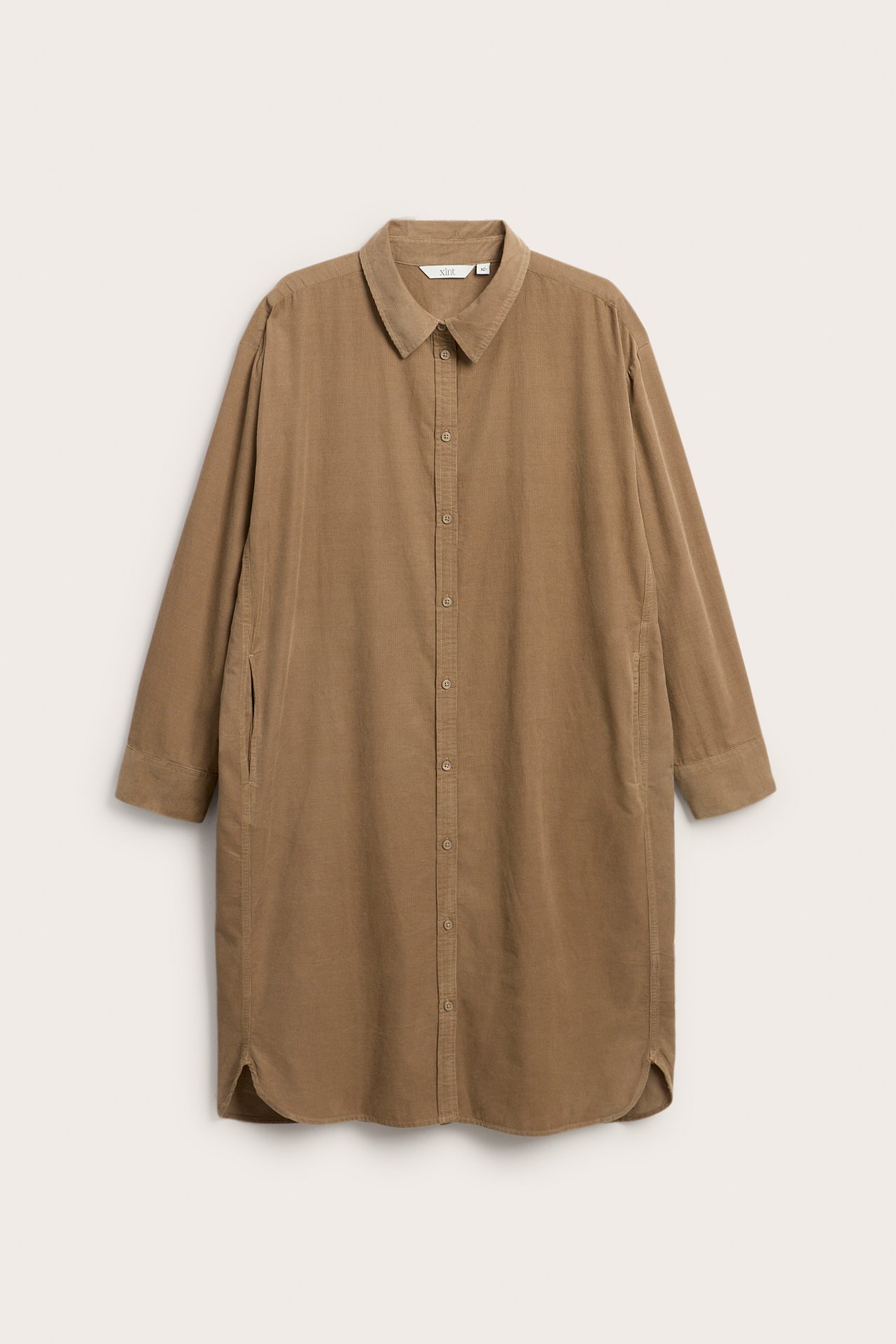 Edestä näkymä ruskeasta vakosametti-paidanmekosta, jossa on kaulus, napitus, sivutaskut ja pitkät hihat.