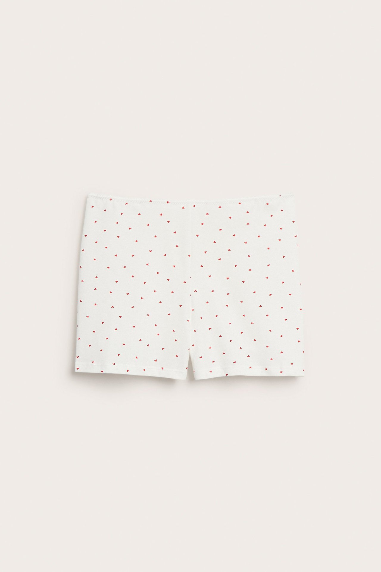 Frontvisning av offwhite bomull-elastan briefs til dame med rødt hjerteprint.