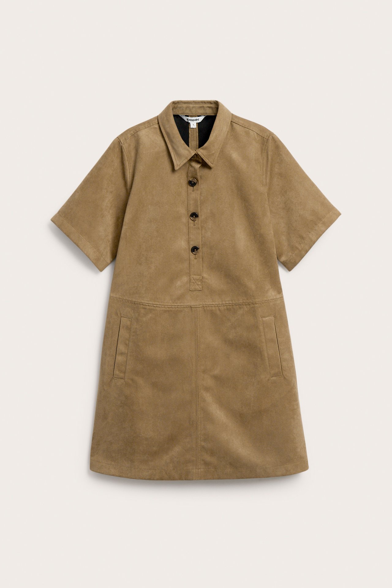 Framifrån: Kort brun klänning i mockaimitation med krage, korta ärmar, knappar fram och sidofickor.