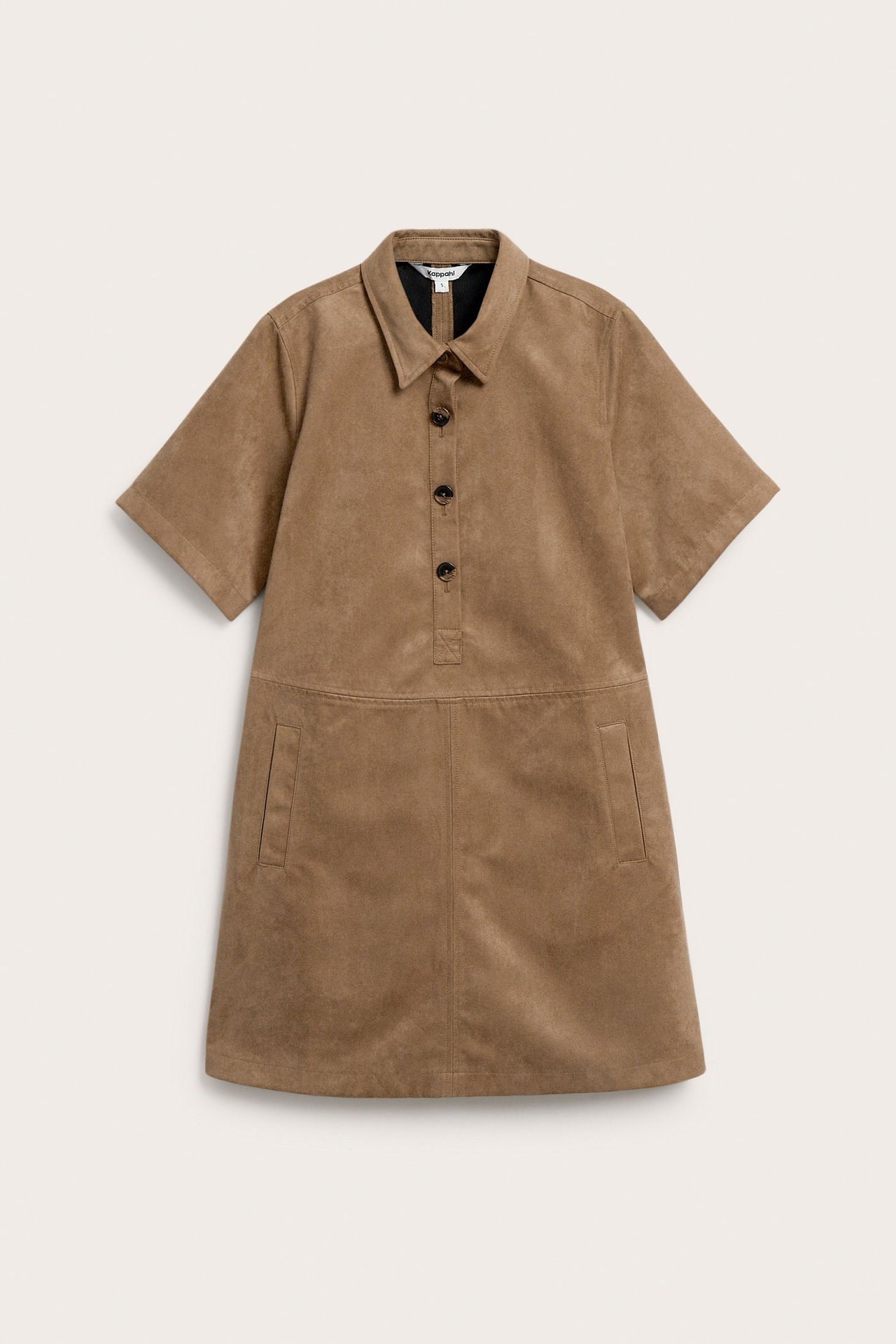 Frontvy av en brun kortärmad klänning i mockaimitation med krage, knappar och fickor.