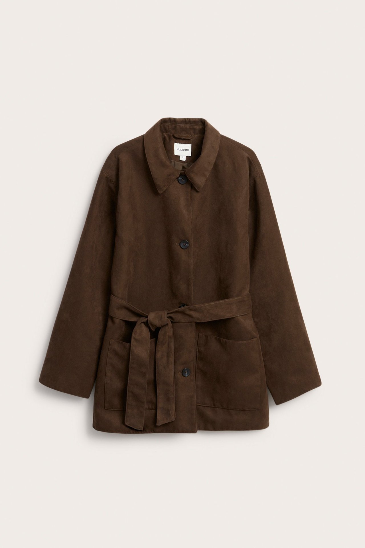 Framifrån: Brun kavajjacka i mockaimitation med krage, knappar, fickor och knytbälte.