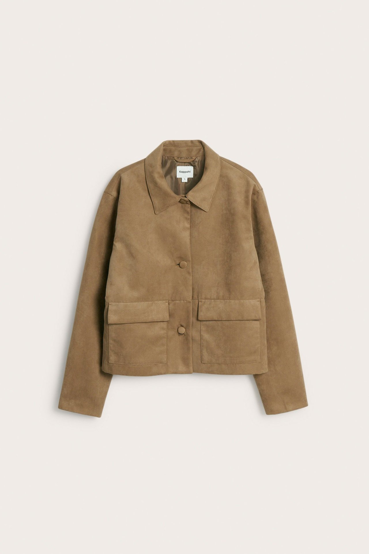 Widok z przodu: brązowa kurtka z imitacji zamszu z kołnierzem, trzema guzikami i dwiema kieszeniami.