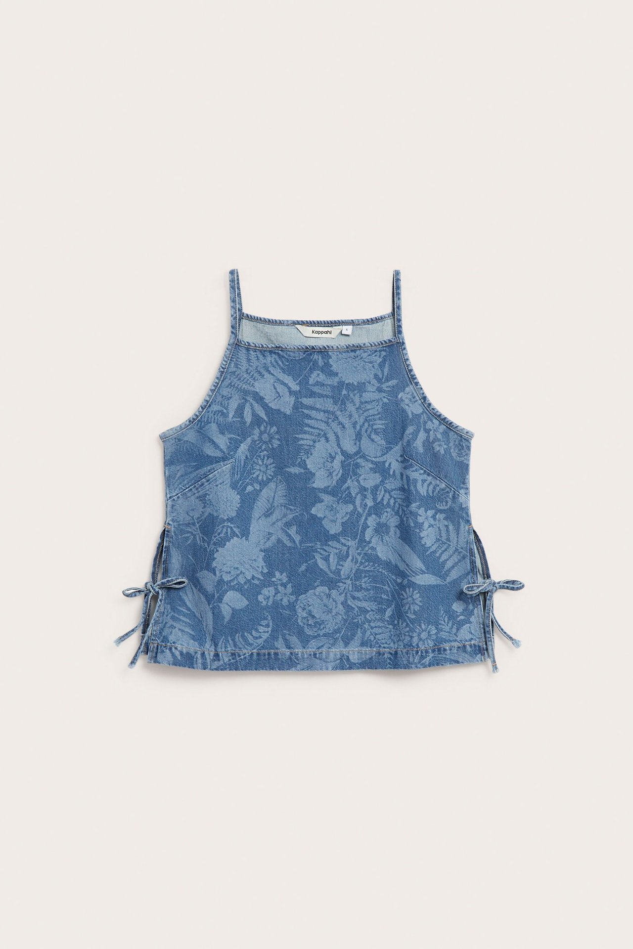 Edestäpäin kuvattu vaalea denimtoppi kukkakuviolla, jossa on halkiot ja nauhat sivuilla.